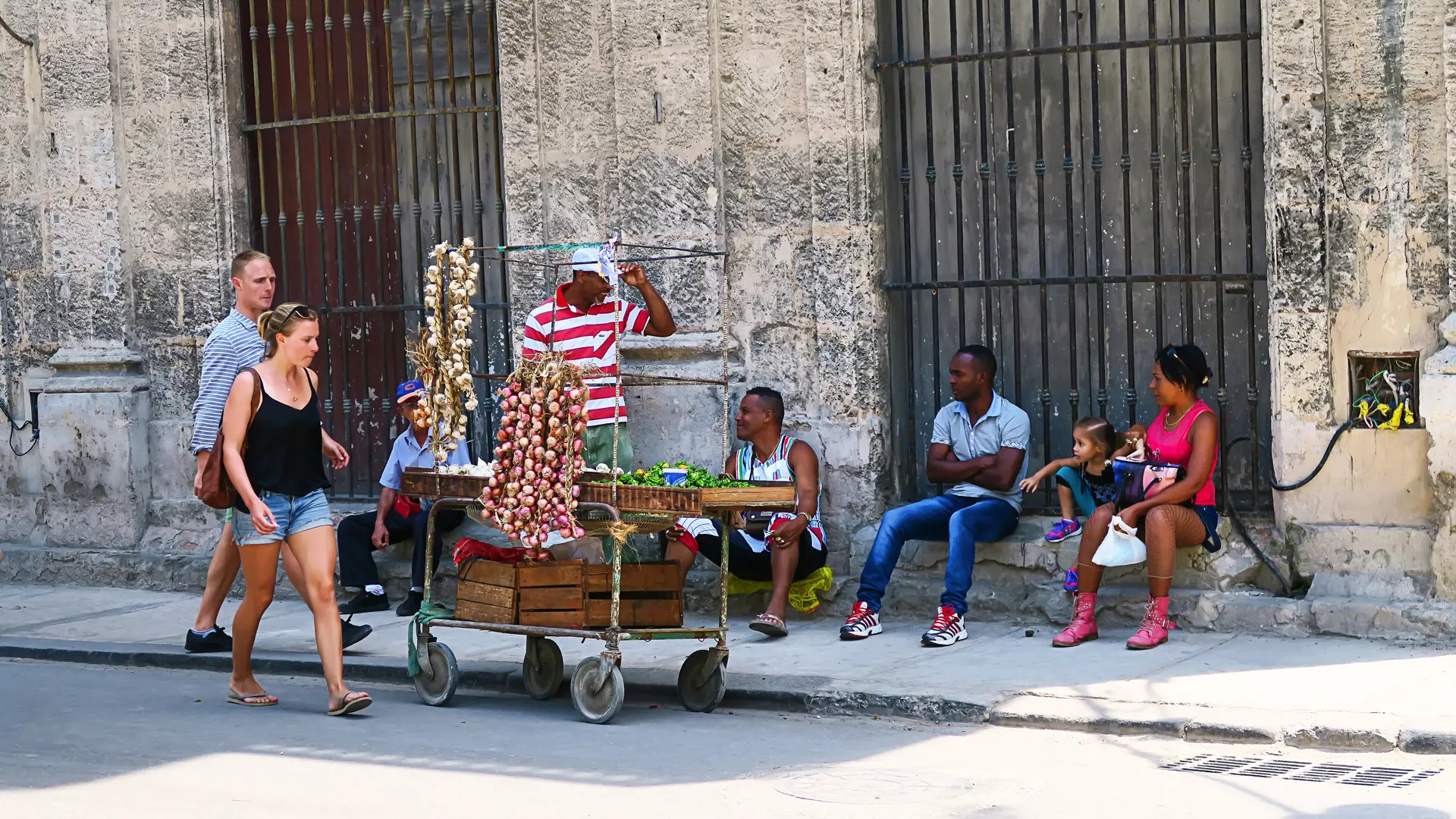 HAVANNA - Udforsk de stemningsfulde gader og oplev det cubanske hverdagsliv.