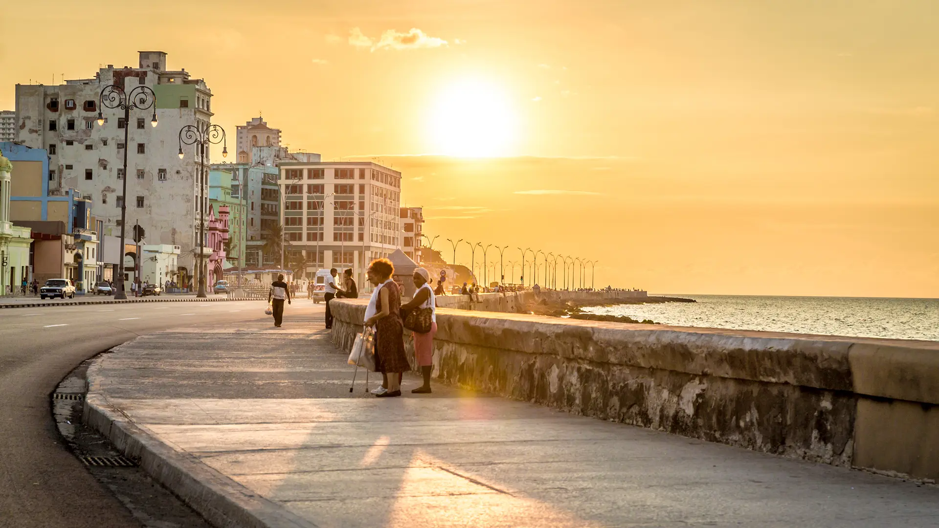 HAVANNA - Snyd ikke jer selv for en gåtur - eller køretur i amerikanerbil langs promenaden "Malecon". 