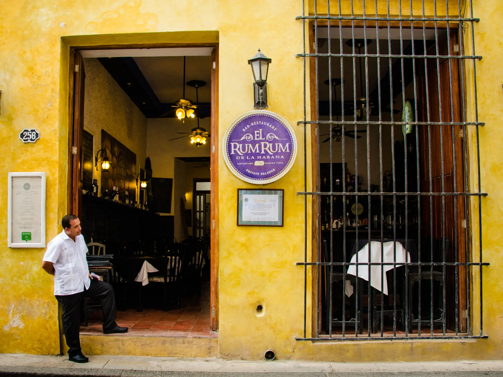 HAVANNA - Facaden til en af byens hyggelige restauranter "El Rum Rum".