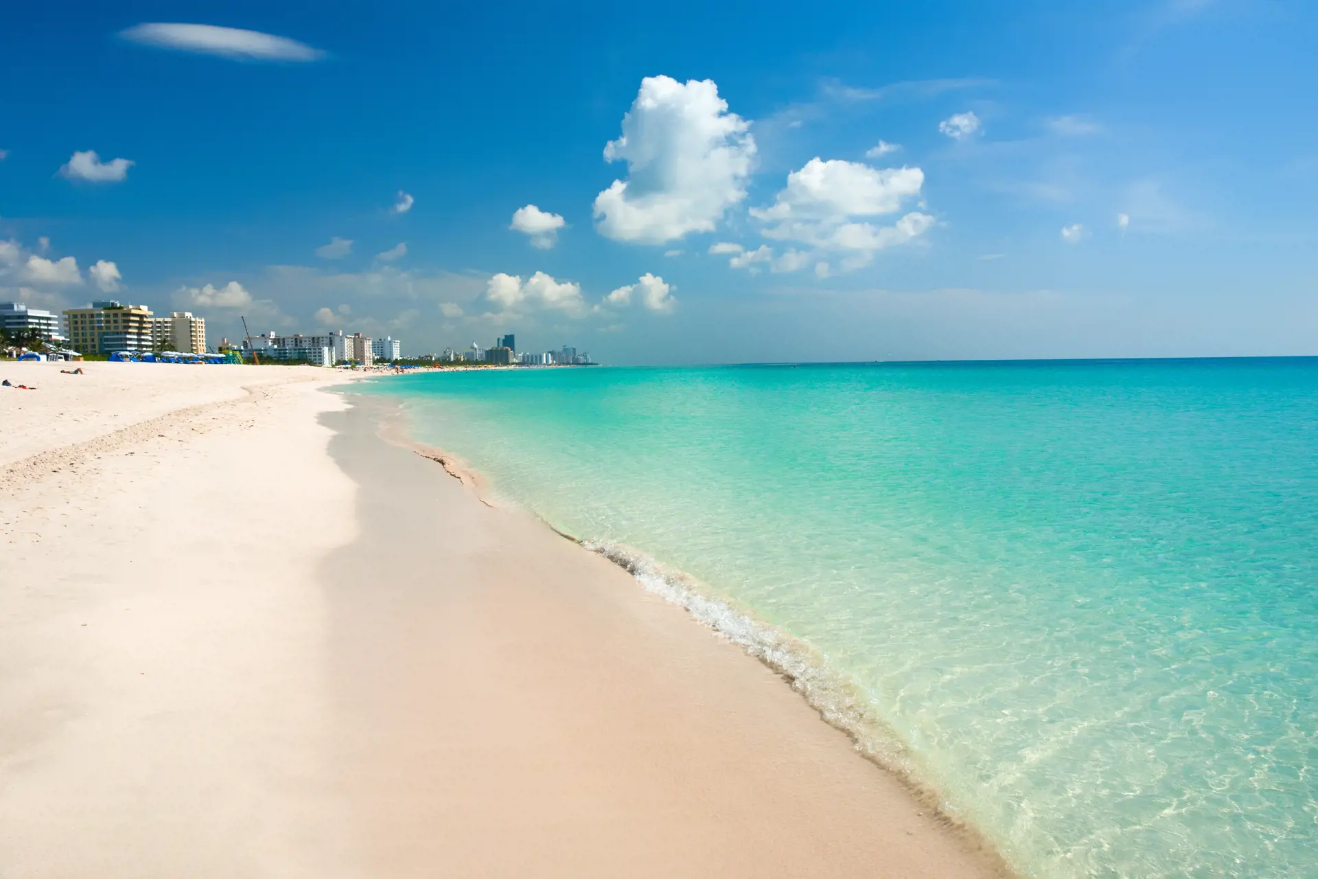 SOUTH BEACH, MIAMI - I Miami kan I slappe af og nyde den smukke South Beach.. Og så er I tæt på butikker, restauranter og caféer.