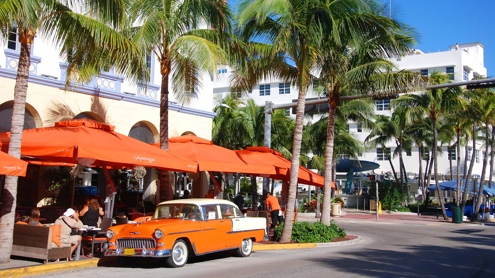 MIAMI SOUTH BEACH - Find en café - for eksempel her ved Ocean Drive og få jer et godt måltid eller en kop kaffe, mens I indsuger stemningen.