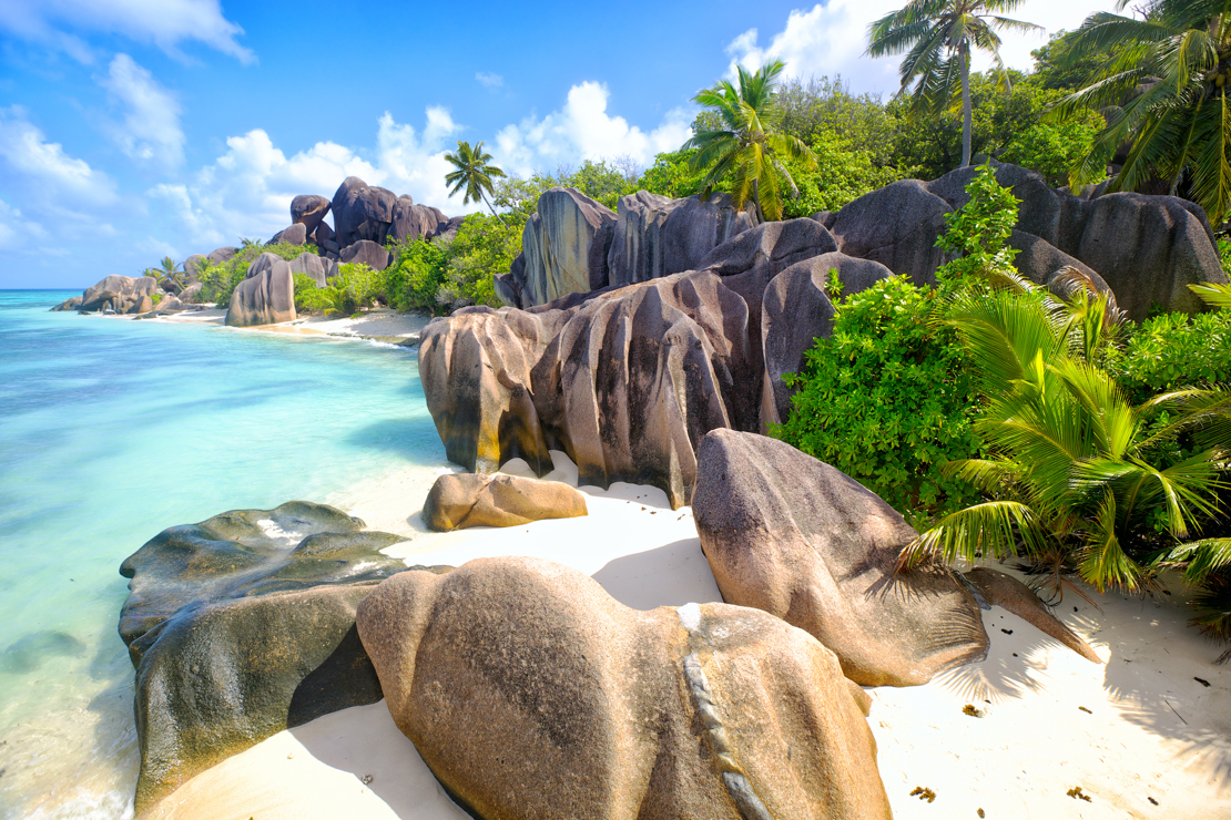 LA DIGUE - På La Digue kan I se, hvordan granitklipper skaber stemningsfulde og smukke små strandafsnit.