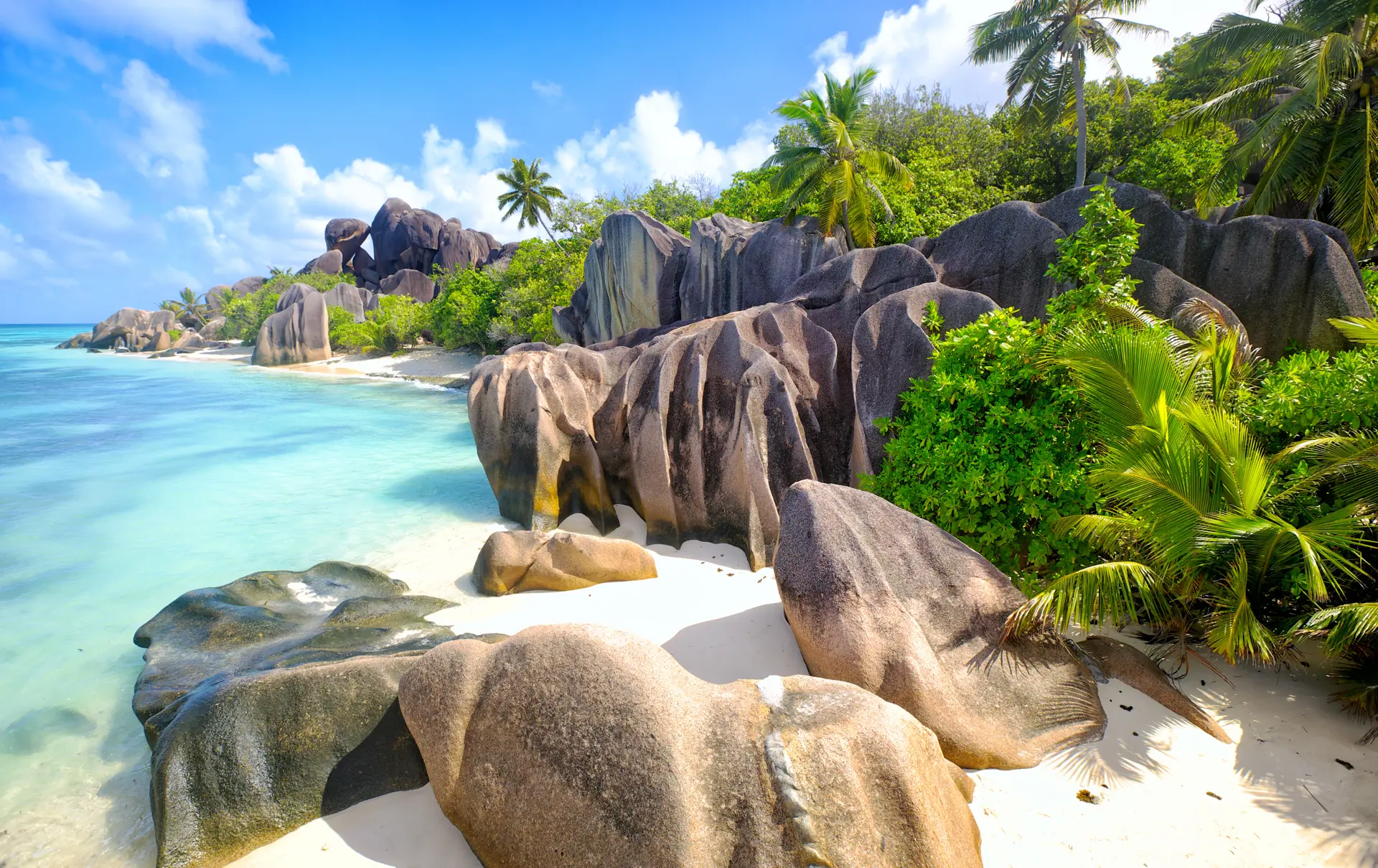 På La Digue kan I se, hvordan granitklipper skaber stemningsfulde og smukke små strandafsnit.