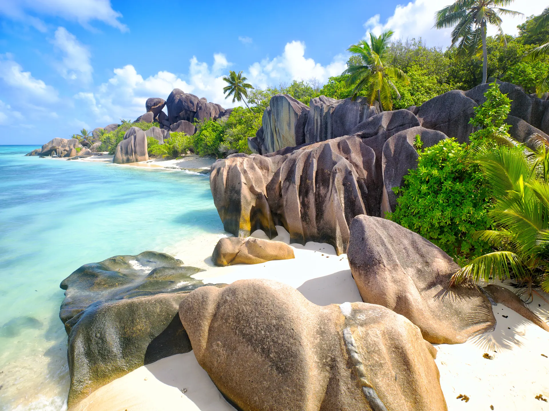 På La Digue kan I se, hvordan granitklipper skaber stemningsfulde og smukke små strandafsnit.