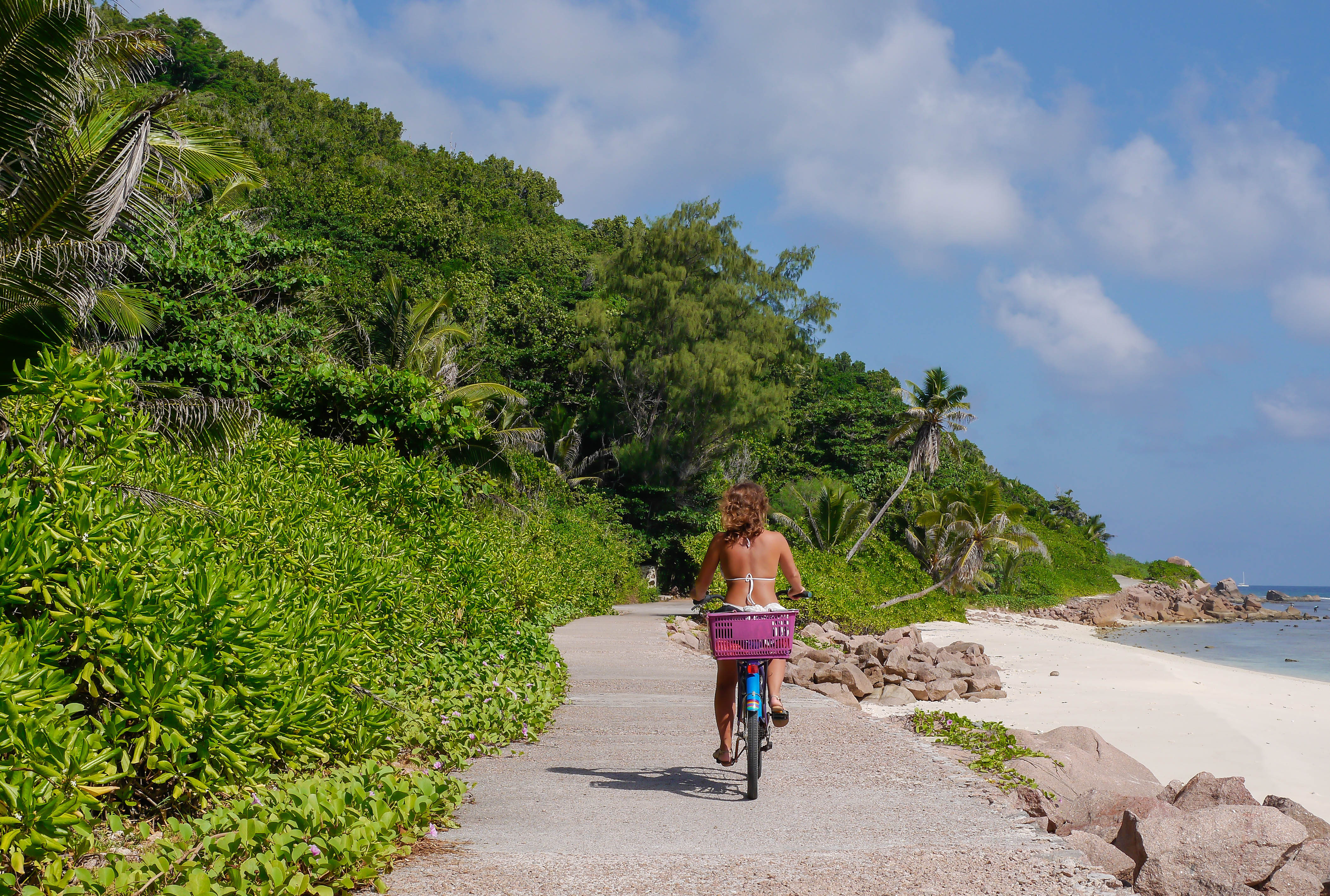 CYKELTURE - Flere steder på øerne er det oplagt at køre rundt på cykel, når I skal på oplevelse. Det er afslappende og flot.