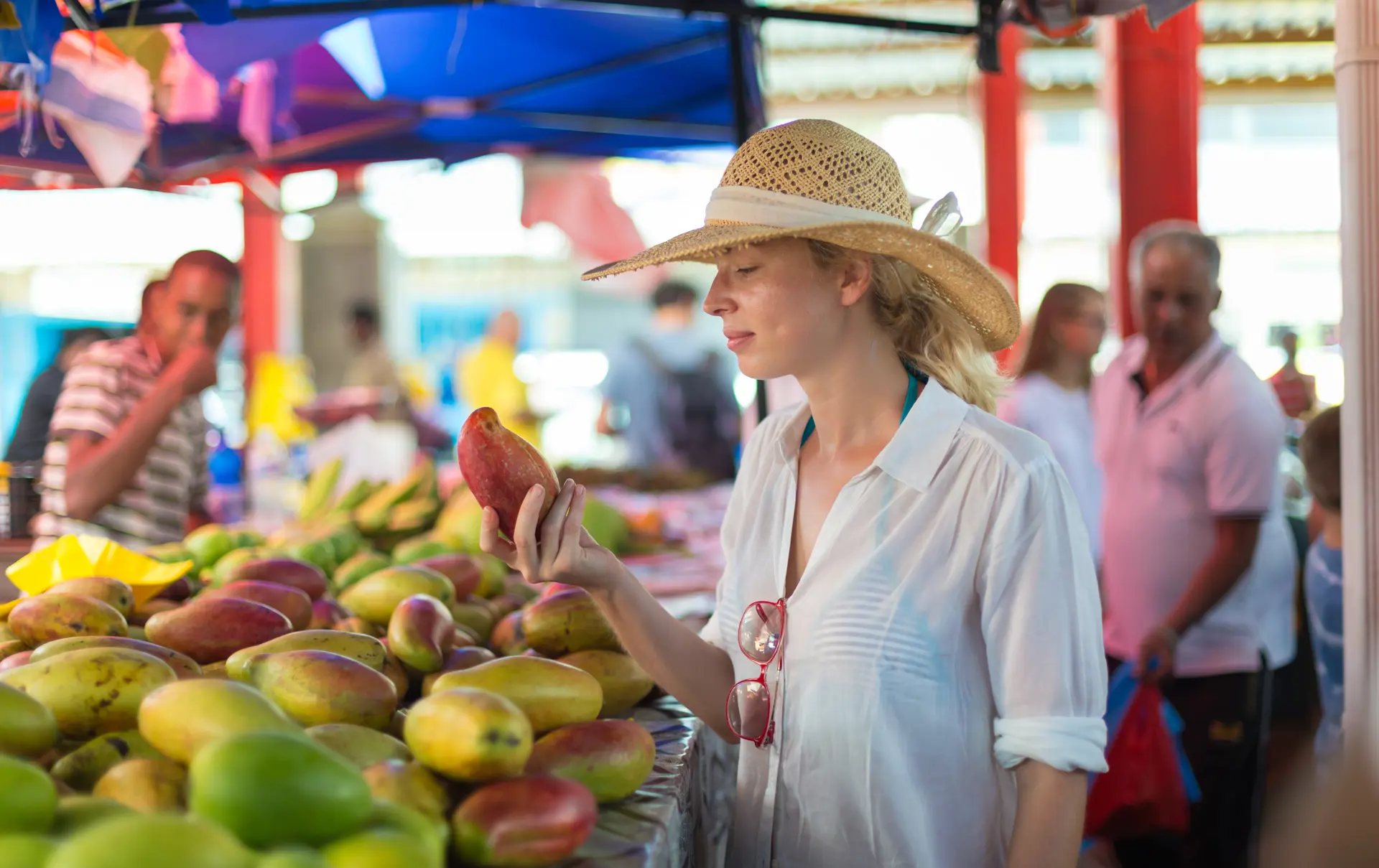 MARKEDER - Friske frugter, fisk og masser af atmosfære får I på de lokale markeder rundt om på øerne.