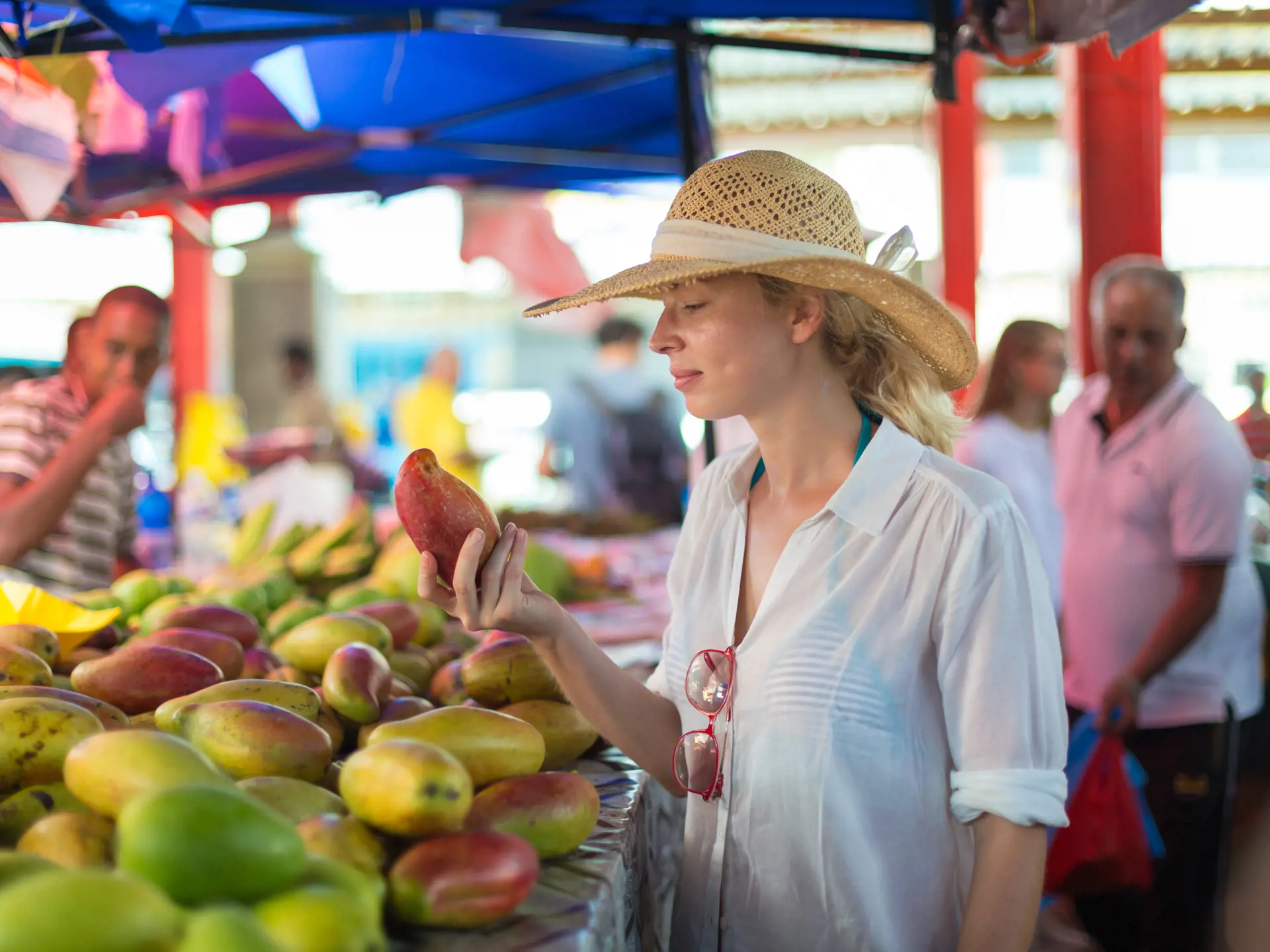 MARKEDER - Friske frugter, fisk og masser af atmosfære får I på de lokale markeder rundt om på øerne. 