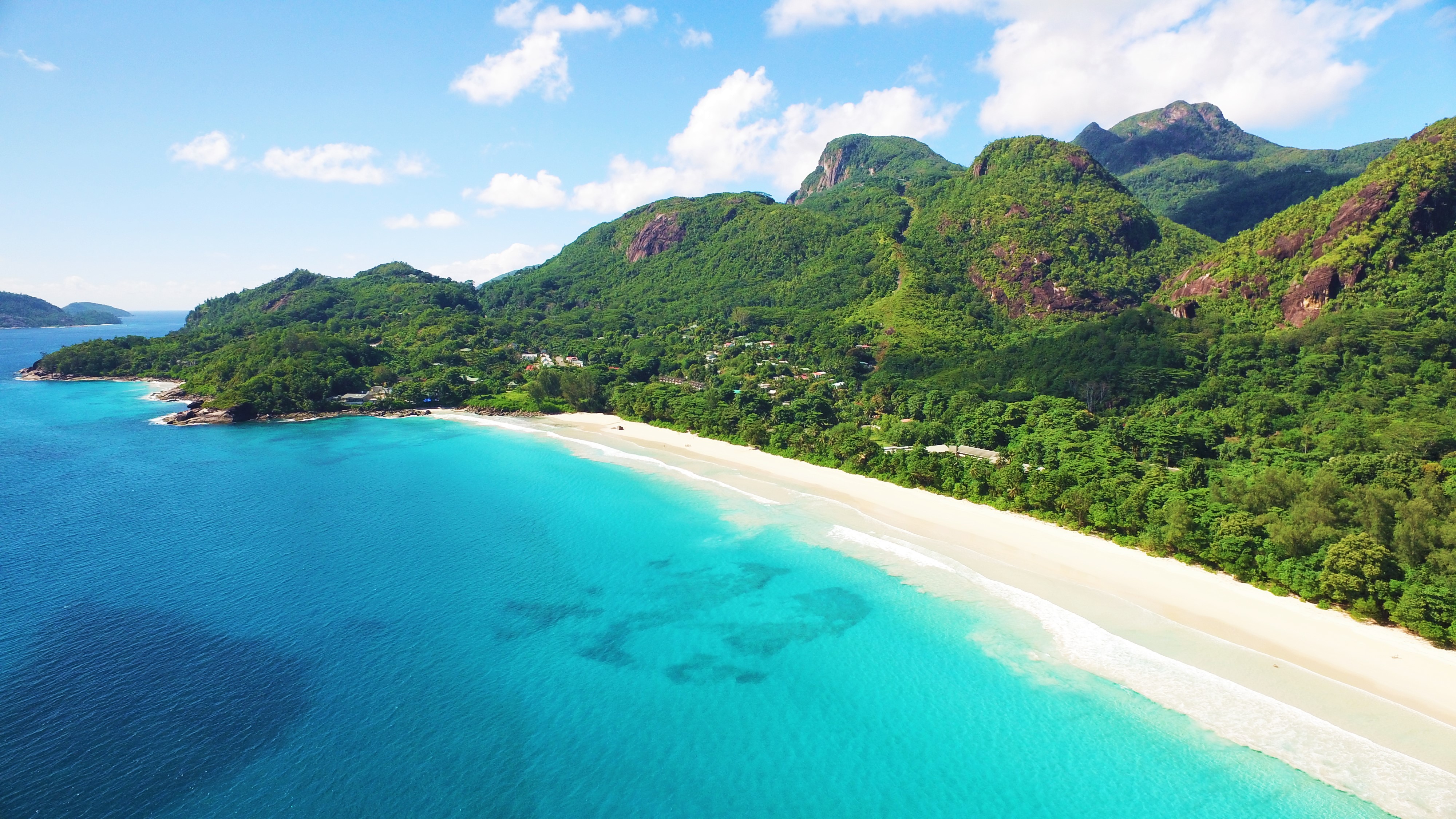 Seychellerne består af 116 øer. Her er grønt og frodigt, og så er der fantastiske, kridhvide sandstrande med glasklart vand. Billedet er fra Mahé.