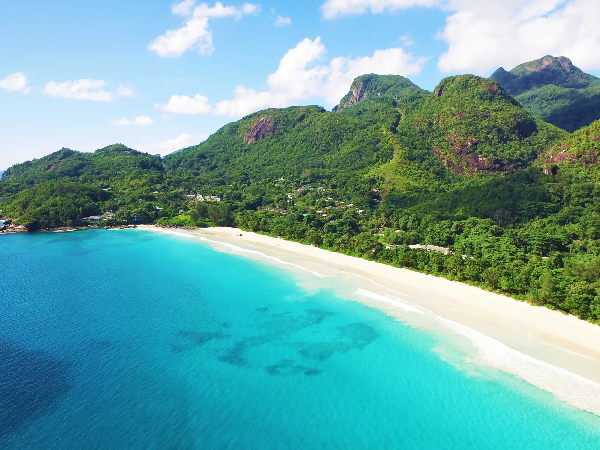 Seychellerne består af 116 øer. Her er grønt og frodigt, og så er der fantastiske, kridhvide sandstrande med glasklart vand. Billedet er fra Mahé.