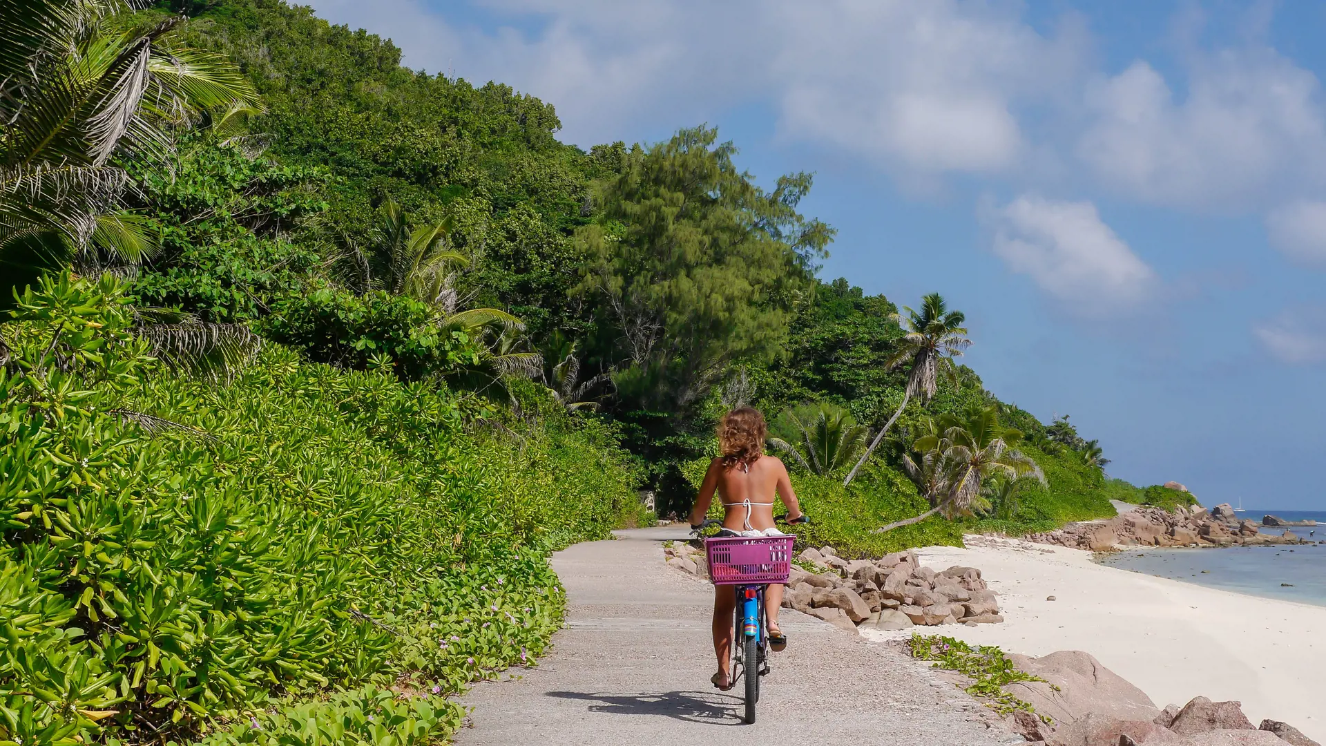 CYKELTUR - I kan let cykle rundt på øerne - for eksempel på La Digue, hvor I kan udforske strande, natur og hyggelige restauranter