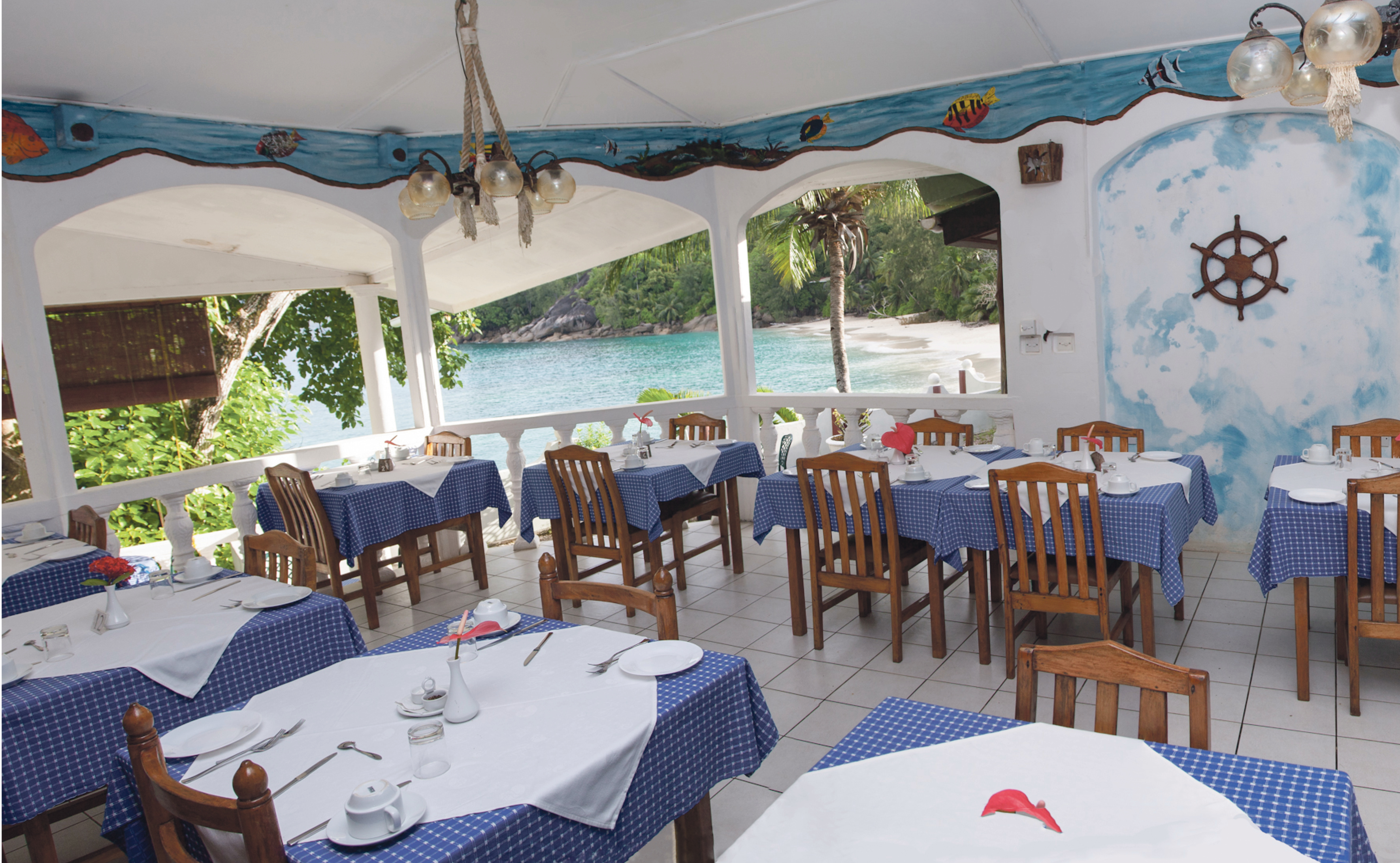 RESTAURANT - I hotellets hyggelige restaurant kan I nyde god mad og masser af stemning.