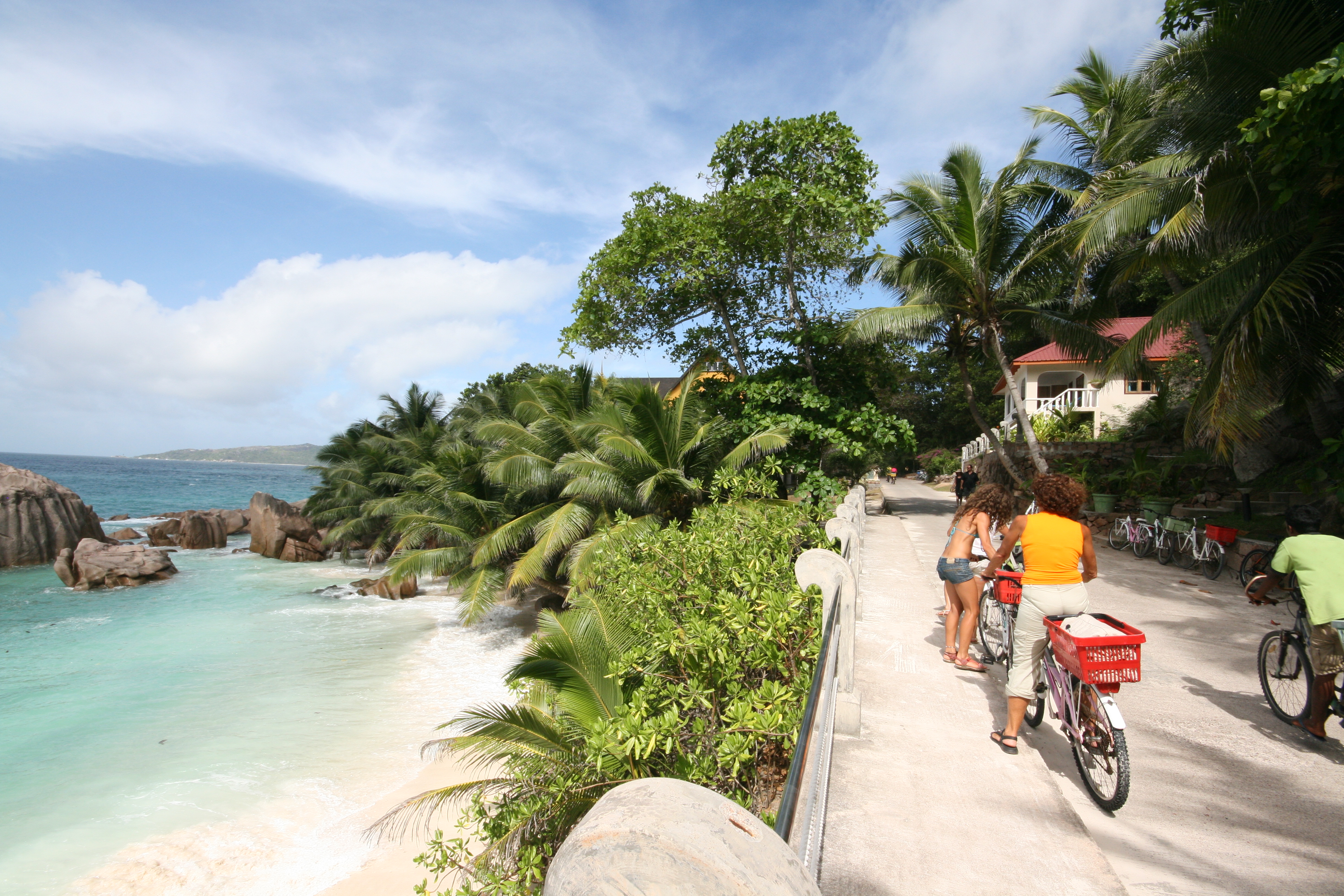 LA DIGUE - Find badetøjet frem og cykel ud i det blå. 