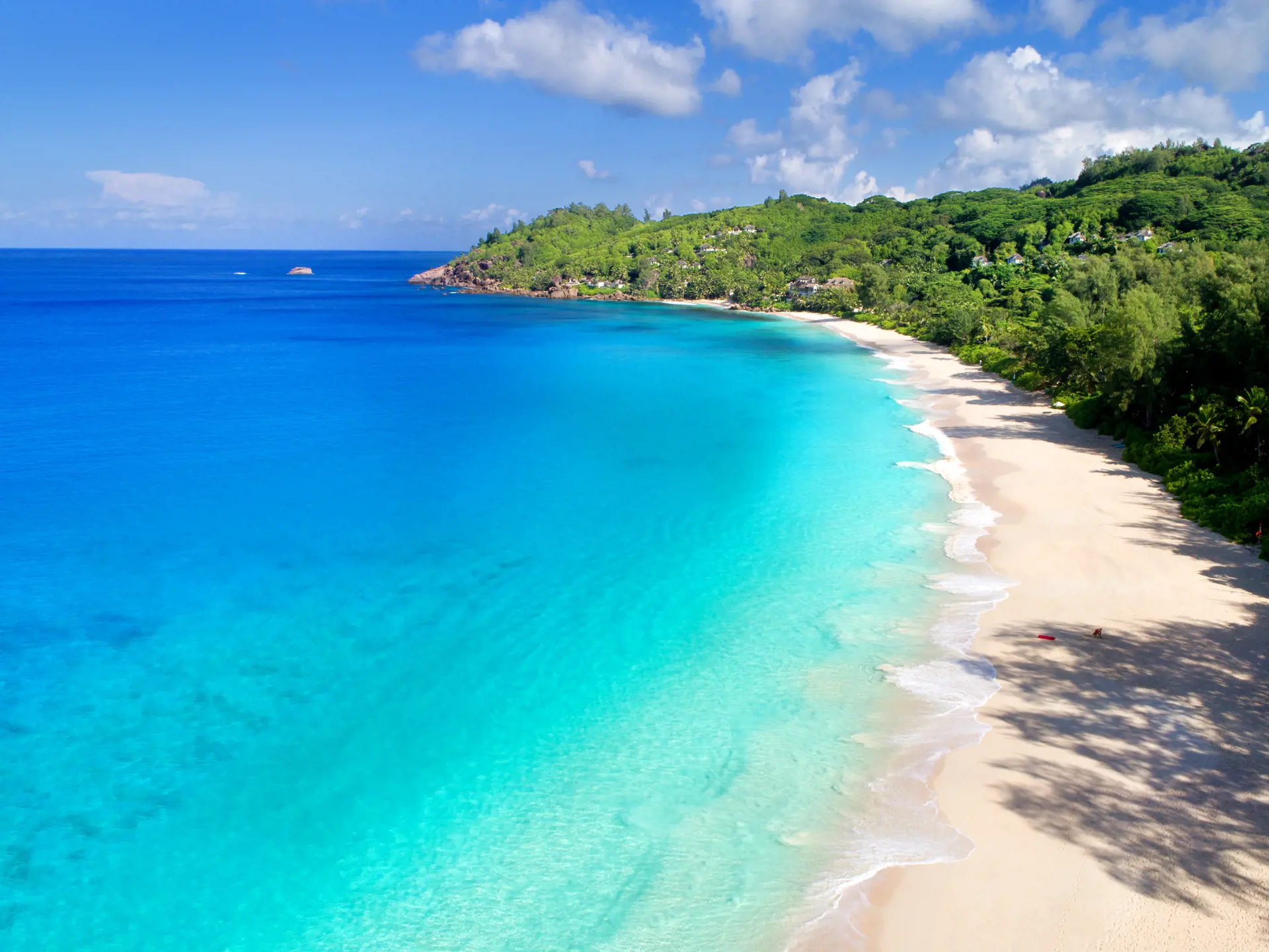 STRANDE - Med bil kan I let udforske Mahés vidunderlige strande. Her Anse Soleil hvor I også kan tage en snorkeltur.