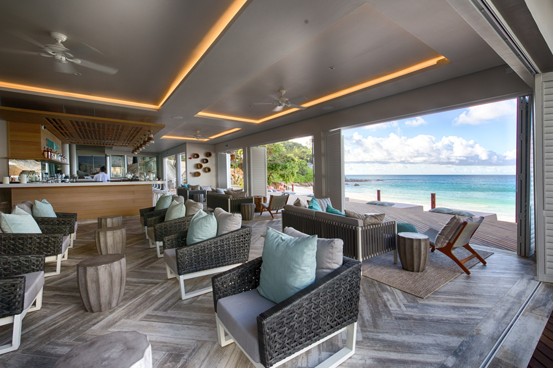 STRANDBAR - I hotellets strandbar kan I nyde en kølig drink og udsigten over det rolige hav.