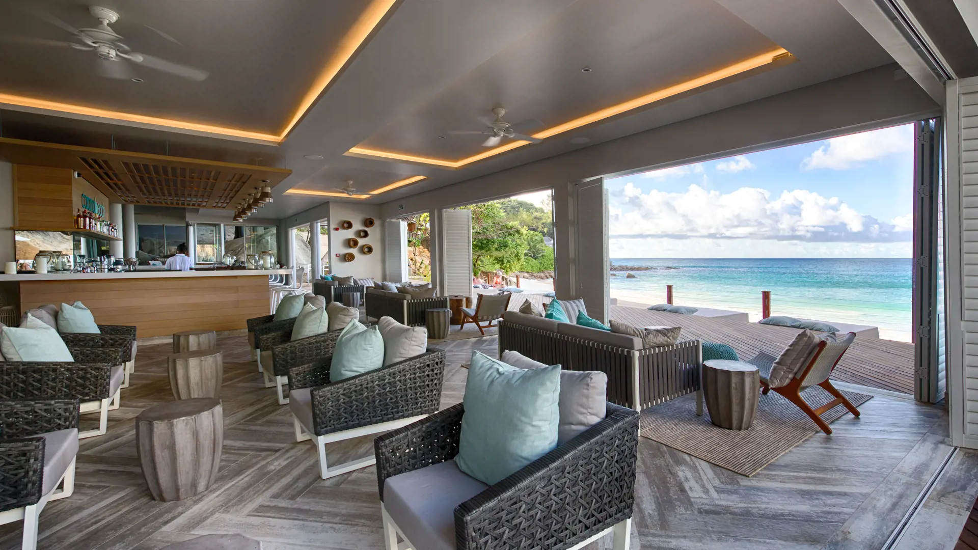 STRANDBAR - I hotellets strandbar kan I nyde en kølig drink og udsigten over det rolige hav.