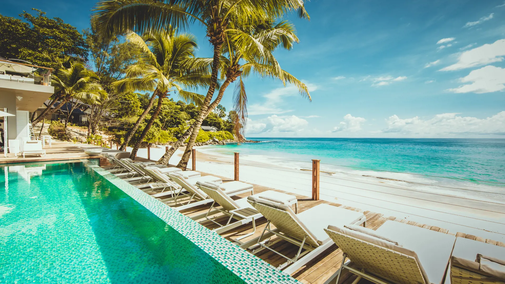 POOL & STRAND - I kan nyde både pool og strand på Carana Beach Hotel. Smid jer på en strandstol og flad ud under solens varme stråler.