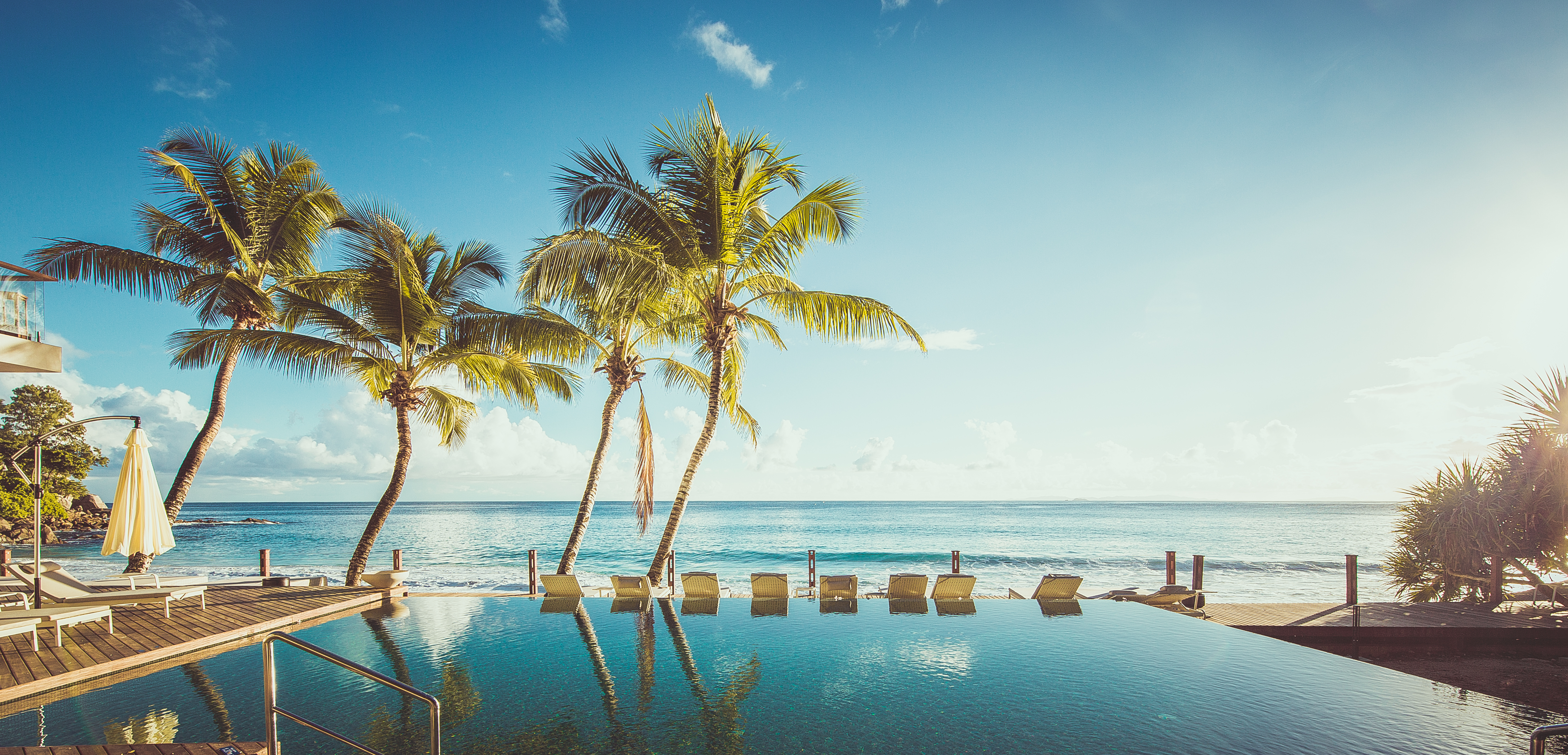 POOL - Svøm en bane eller to i poolen mens I kigger ud over havet.