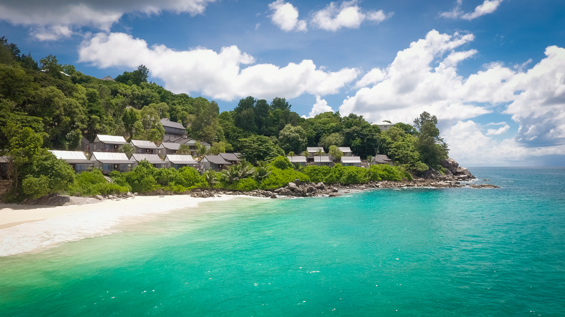 HOTELLET - De flotte hytter er placeret i grønne omgivelser med udsigt over den private strand og det smukke hav.