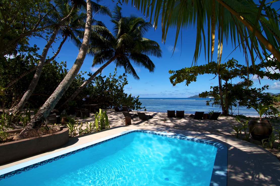 POOL ELLER STRAND - Nyd poolen i den tropiske have eller gør jer det behageligt i liggestolene på stranden.