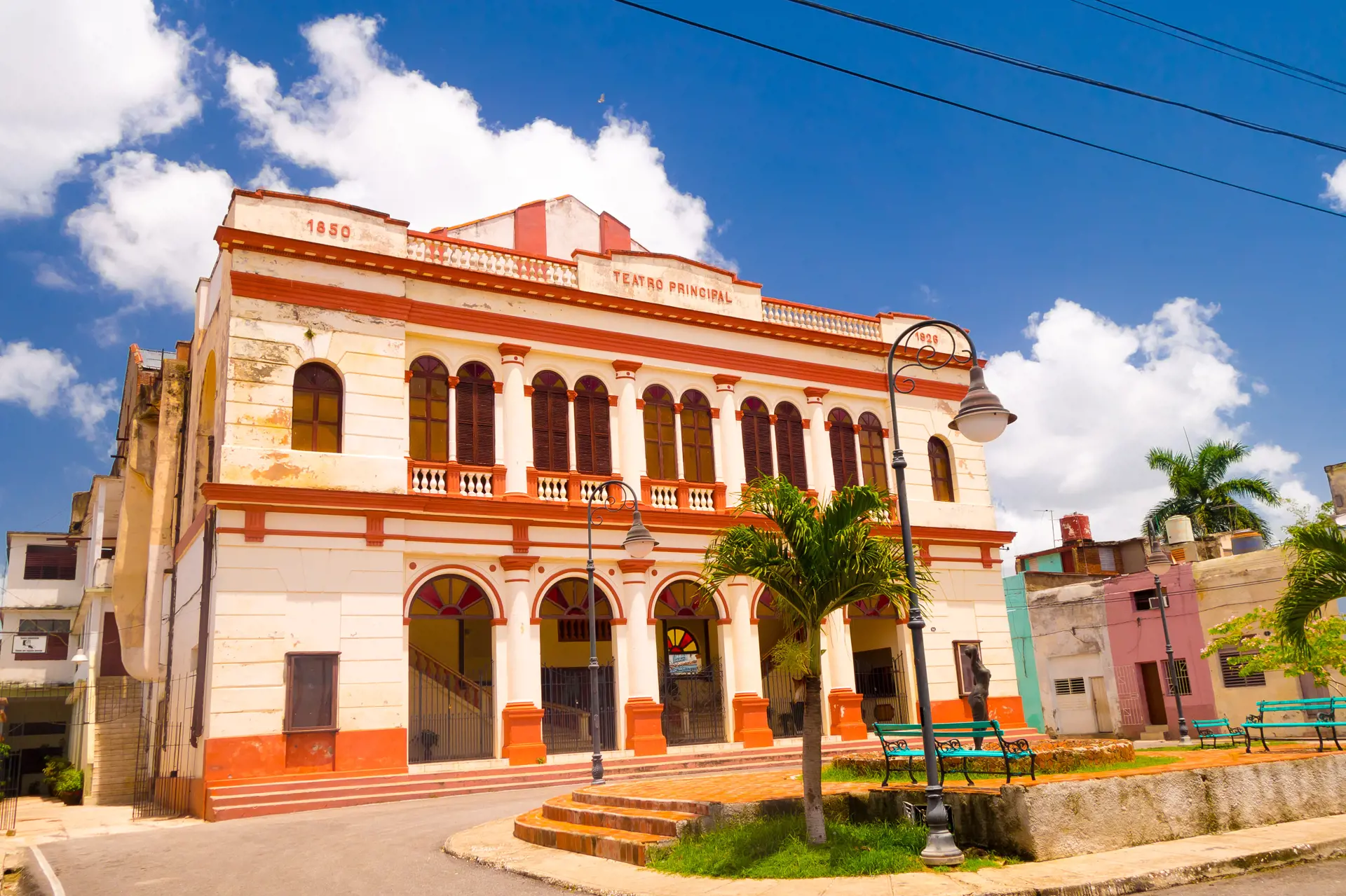 CAMAGÜEYS TEATER - I Camagüey kan I også se smukke gamle bygninger, som for eksempel Teatro Principal. Her kan I endda være heldige at komme til at opleve byens verdensberømte ballet i aktion.