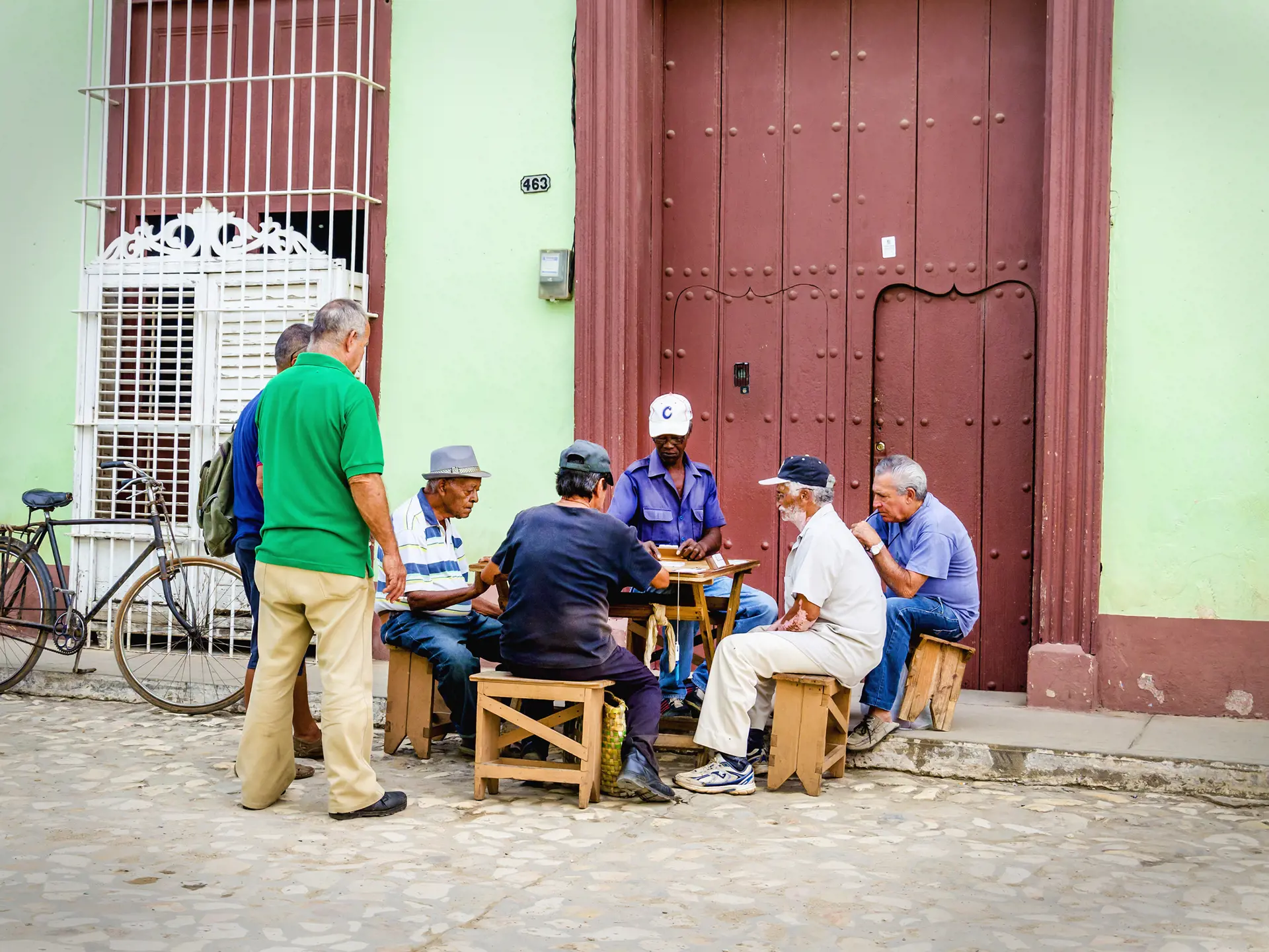 GADELIV - I møder de livsglade cubanere, der lever deres liv i byernes charmerende gader.
