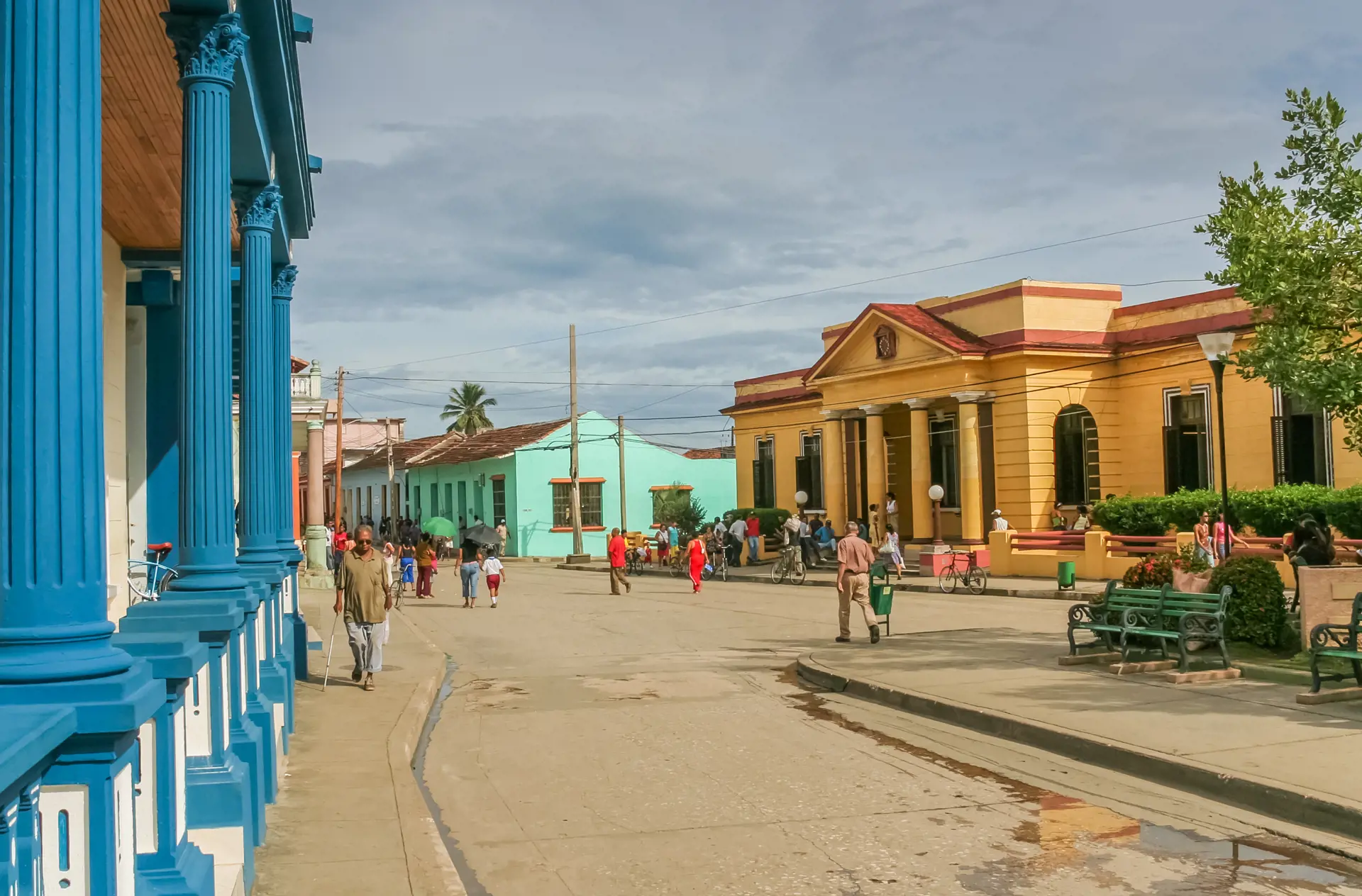TIDSLOMME - Nyd at gå rundt i de gamle byer mellem smukke bygninger og spændende mennesker. Her i Baracoa.