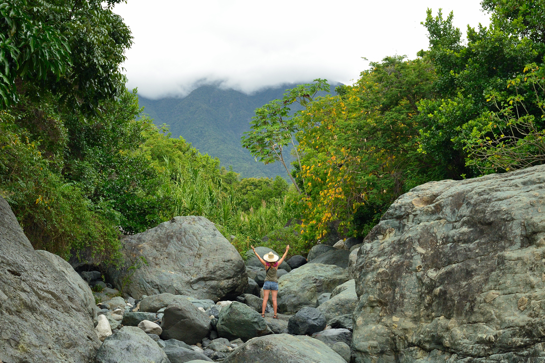 NATUR OG BJERGE - Gør som denne turist og besøg Cubas højeste bjerg, Pico Turquino, i Sierra Maestra National Park syd for Bayamo.