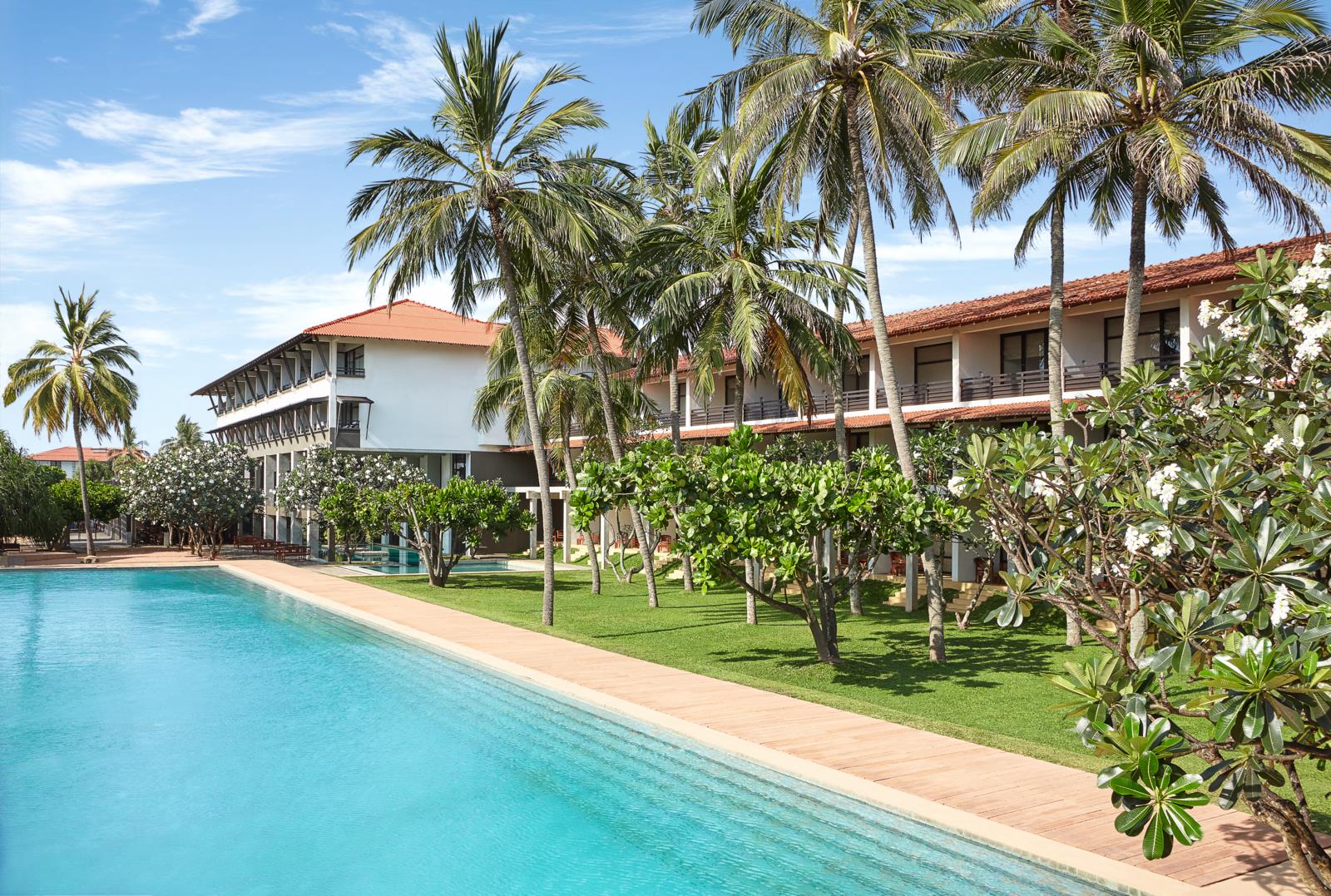 SCENESKIFT - Fra hotellet i Koggala bliver i kørt i bil med privatchauffør til Negombo og det 4-stjernede Jetwing Beach Hotel.