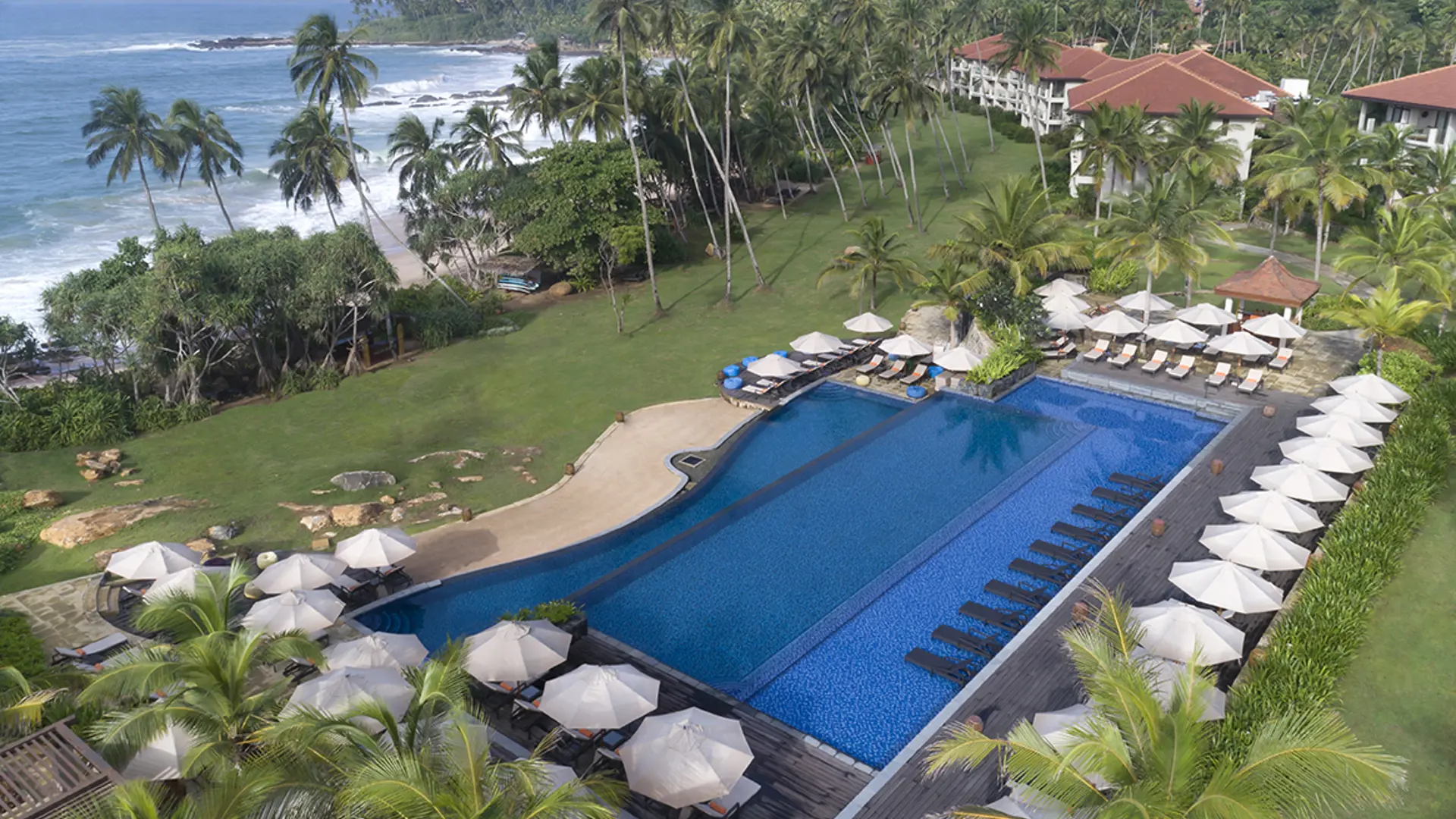 POOL - Hotellets store pool er elegant udformet og ligger i dejlige grønne omgivelser. 