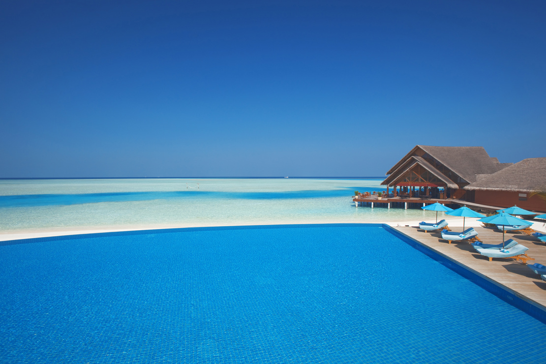 STOR POOL - Hvis ikke i befinder jer i havet, så kan I nyde udsigten over det fra hotellets store pool.