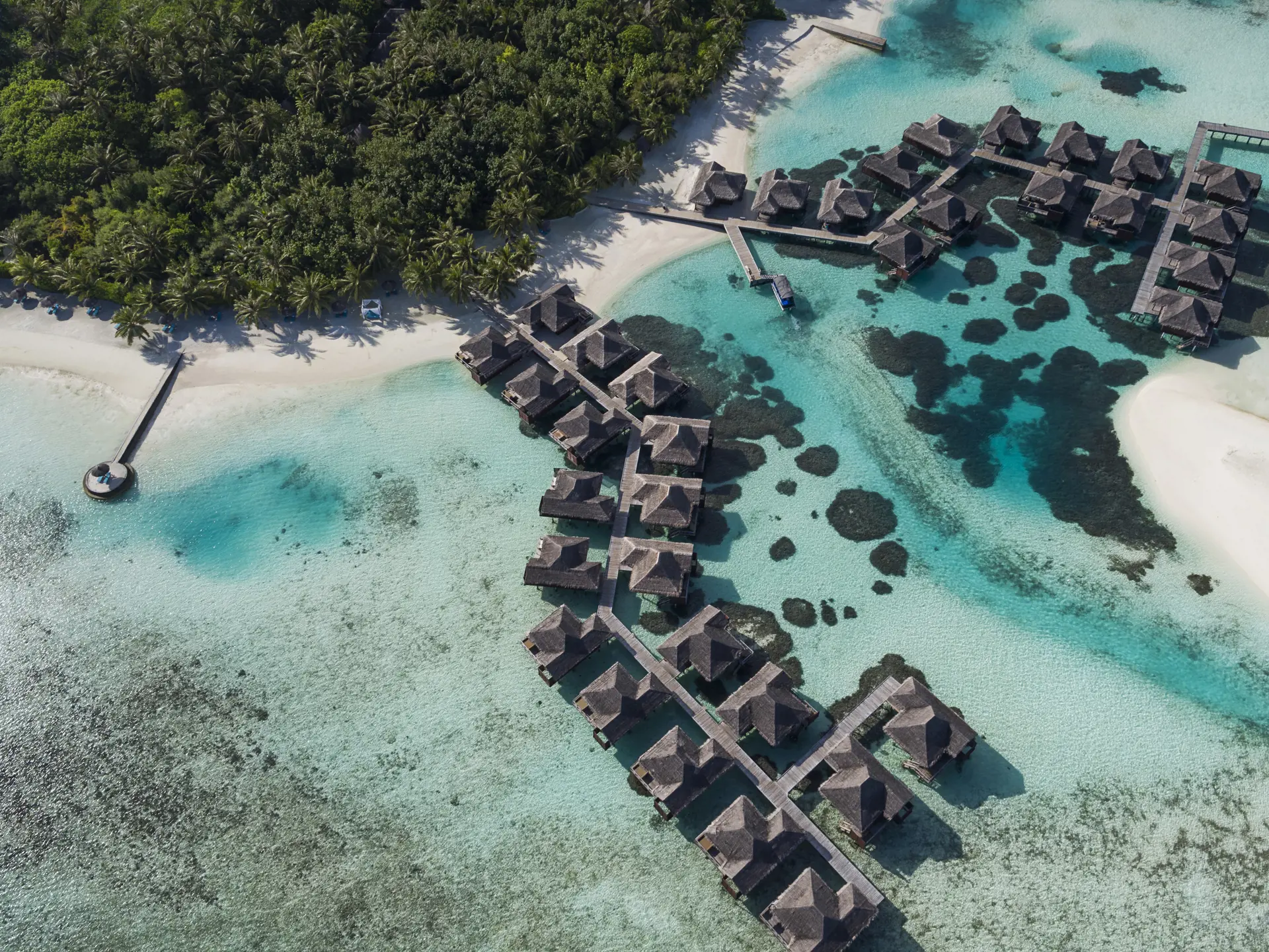PARADIS PÅ VANDET - På Maldiverne bor I direkte over det krystalklare vand. 