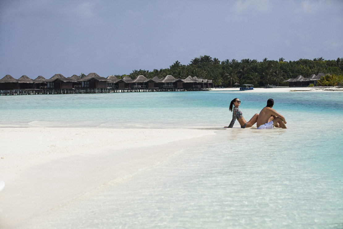 KRYSTALKLART VAND - På Anantara Veli Maldives Resort kan I dase og hygge jer i det klare vand.