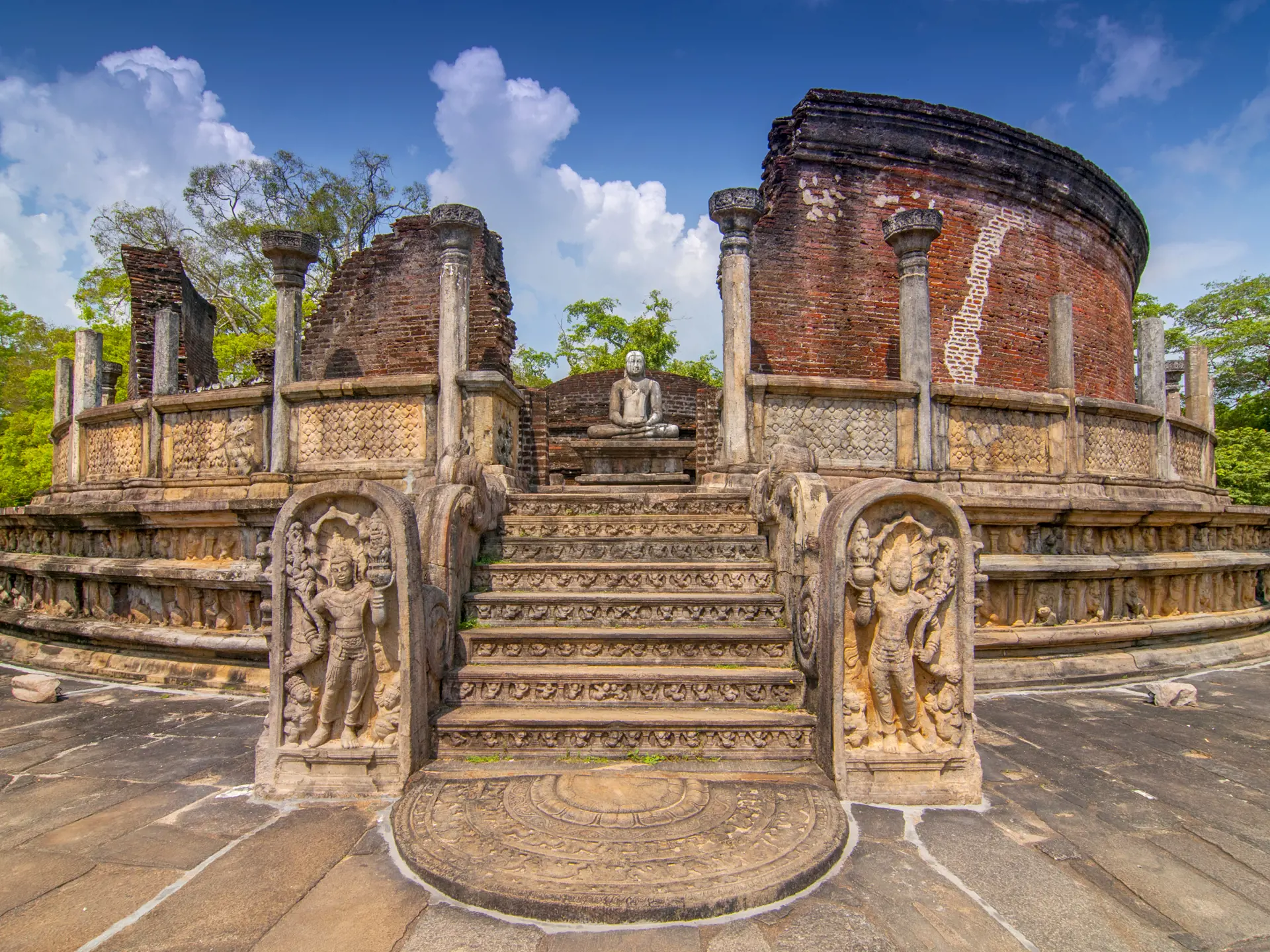 POLONNARUWA - I Polonnaruwa oplever I UNESCO-fredede ruiner fra en stolt fortid. 