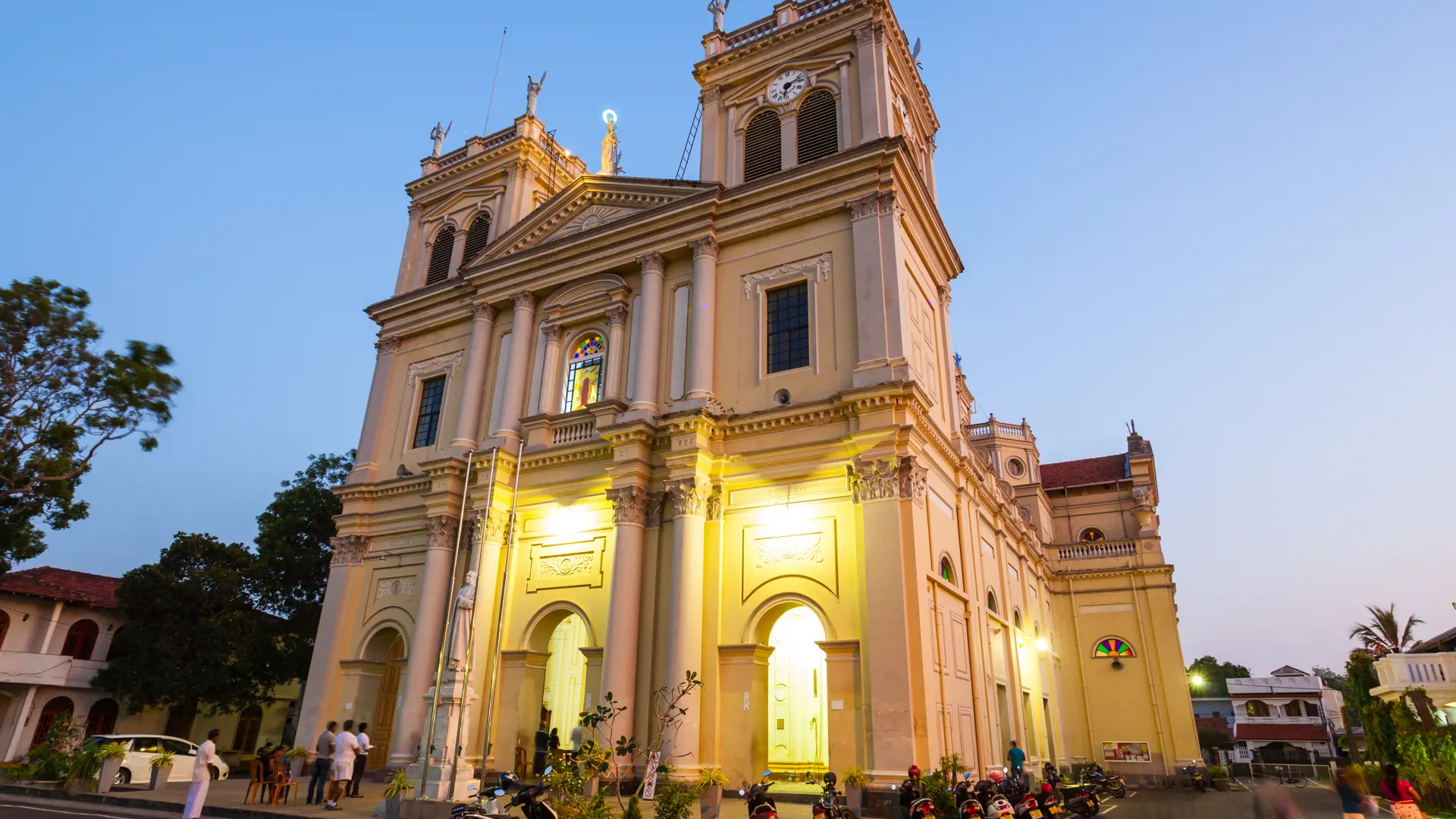 NEGOMBO - Under jeres besøg i Negombo kan I gå en tur i byen og for eksempel se den flotte St. Mary's Church.