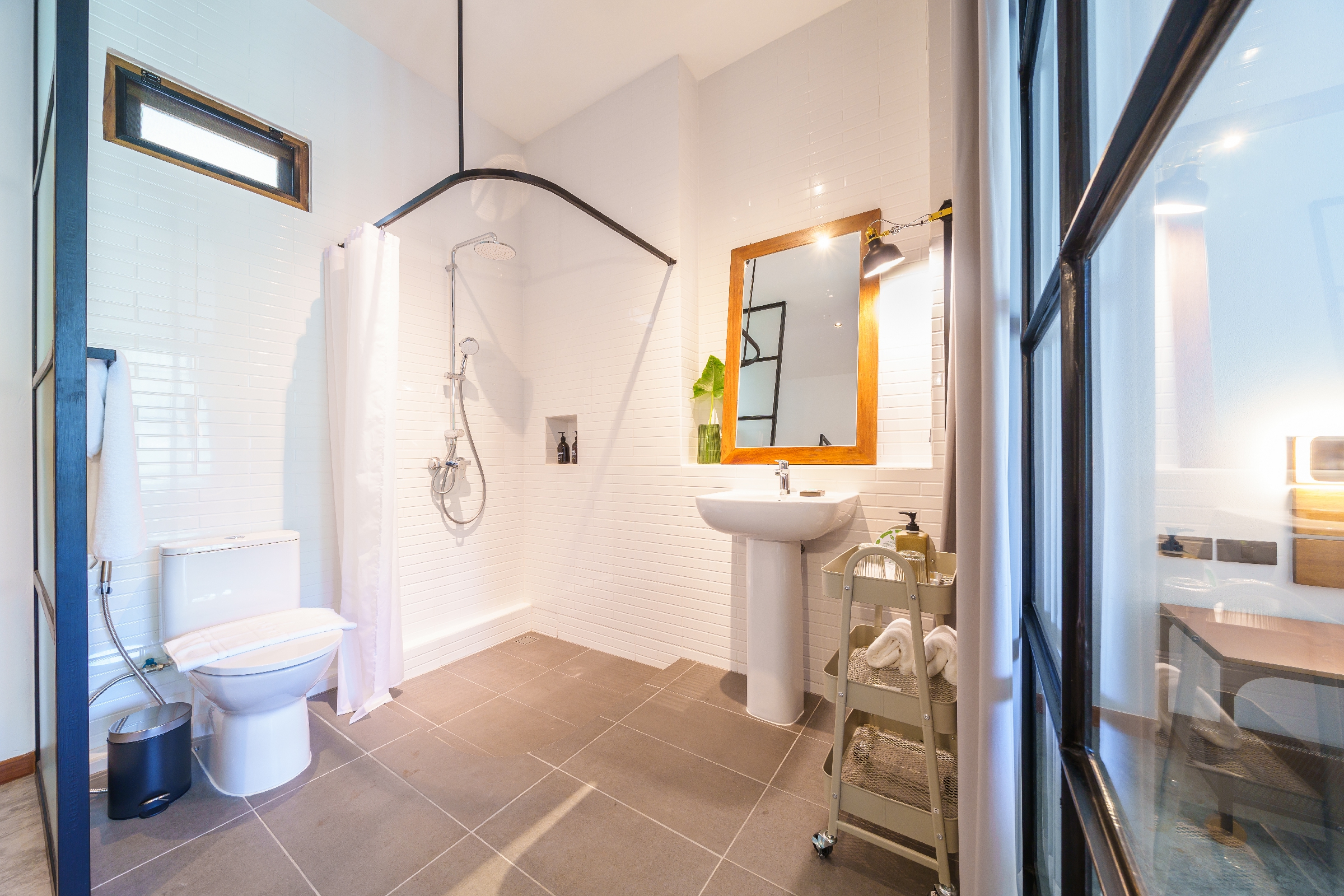 Jungle Deluxe Bathroom 1