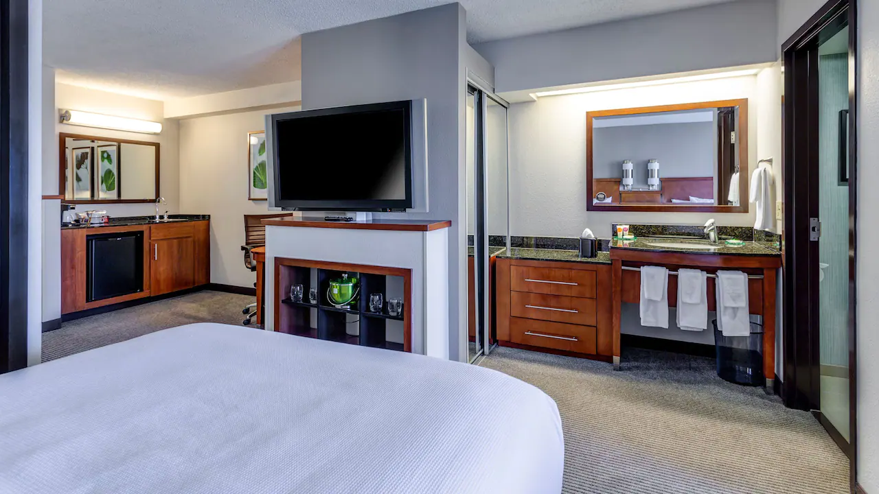 Hyatt Place Tempe Phoenix P014 King Suite.16X9