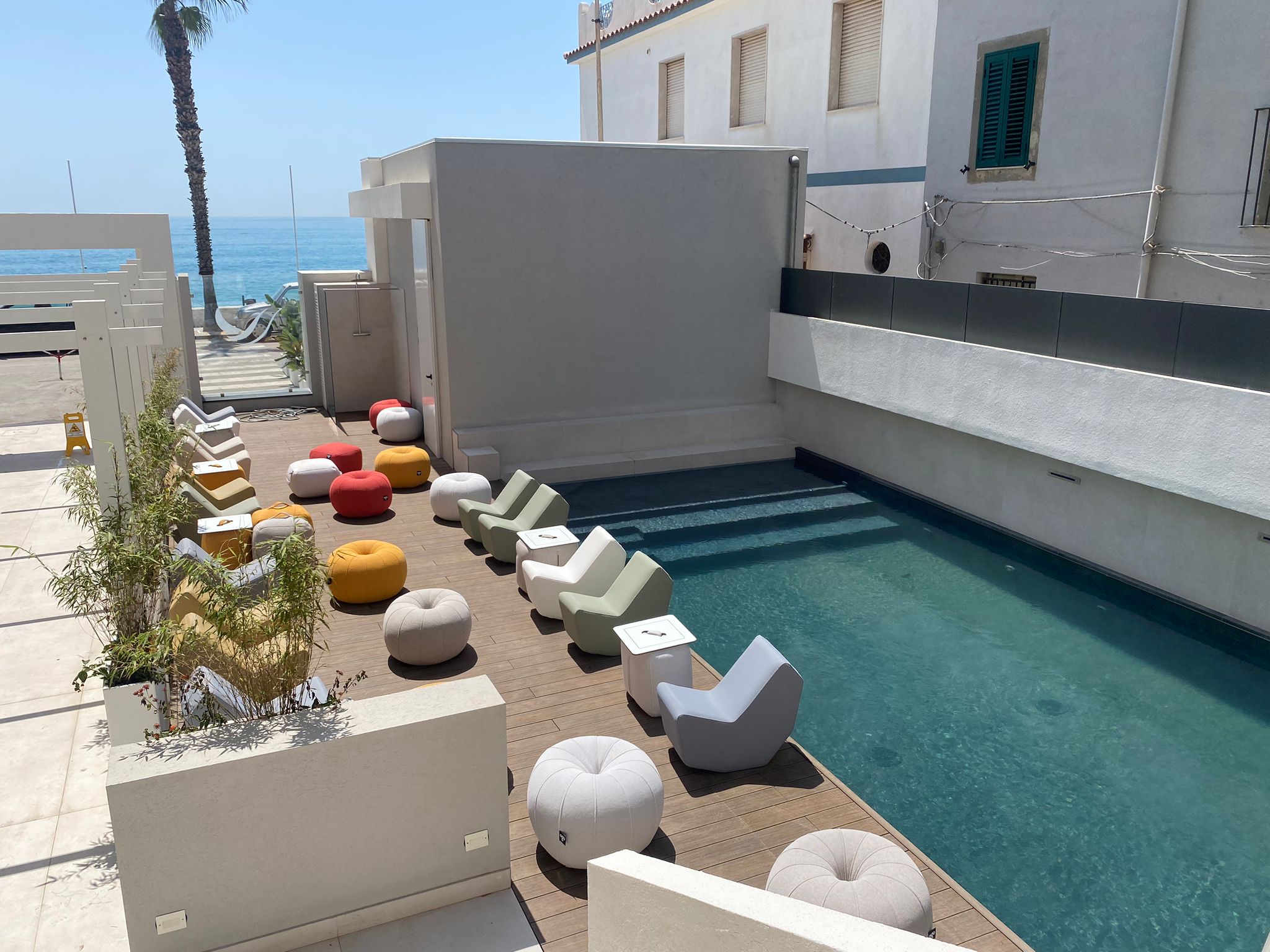 Albatros Beach Hotel har pool og privat beach club