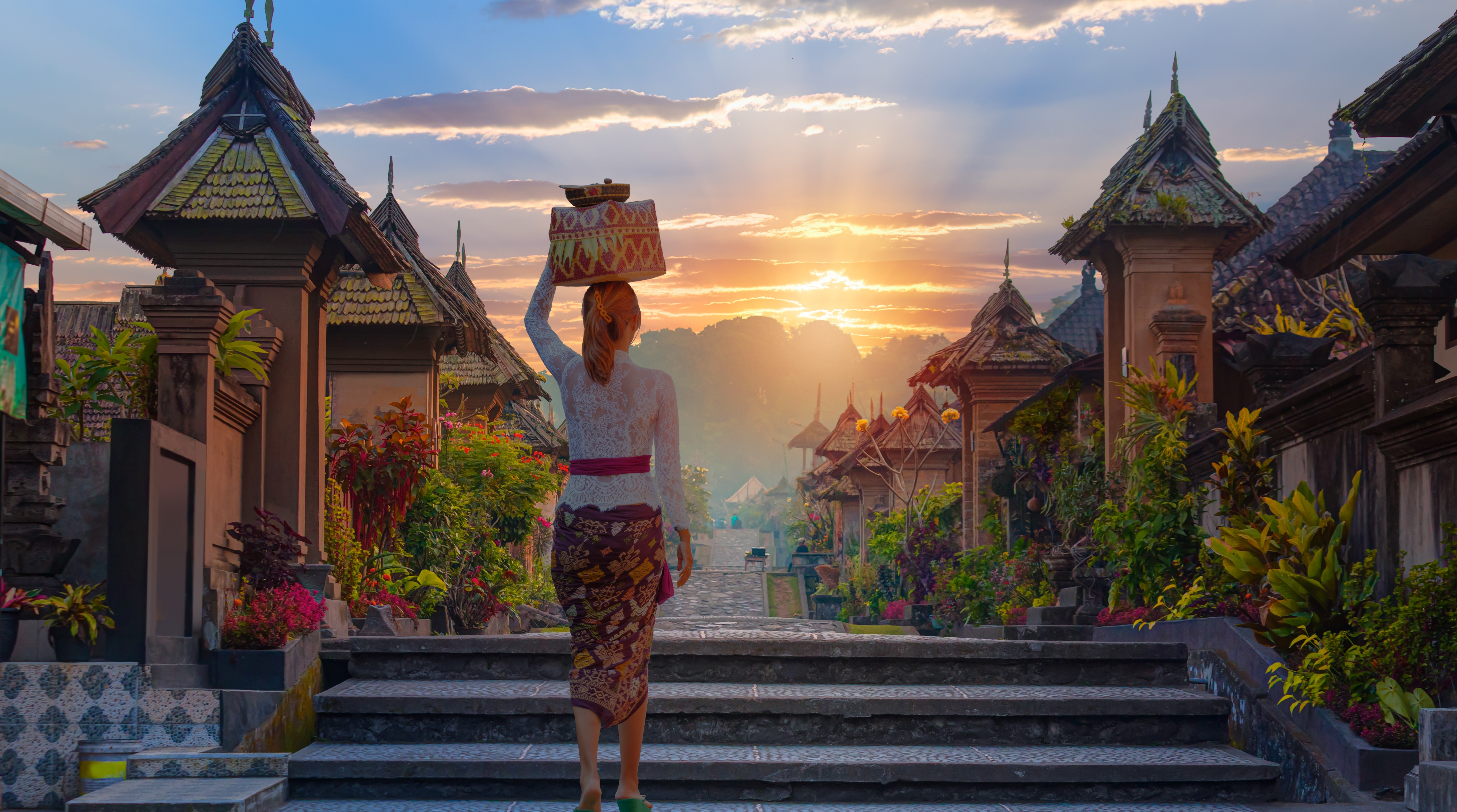 Shutterstock 2516878343 (Balinesiske Kvinder, Der Udfører Religiøse Tilbud Penglipuran Er En Traditionel Ældste Bali Landsby På Bangli Regency Bali, Indonesien)
