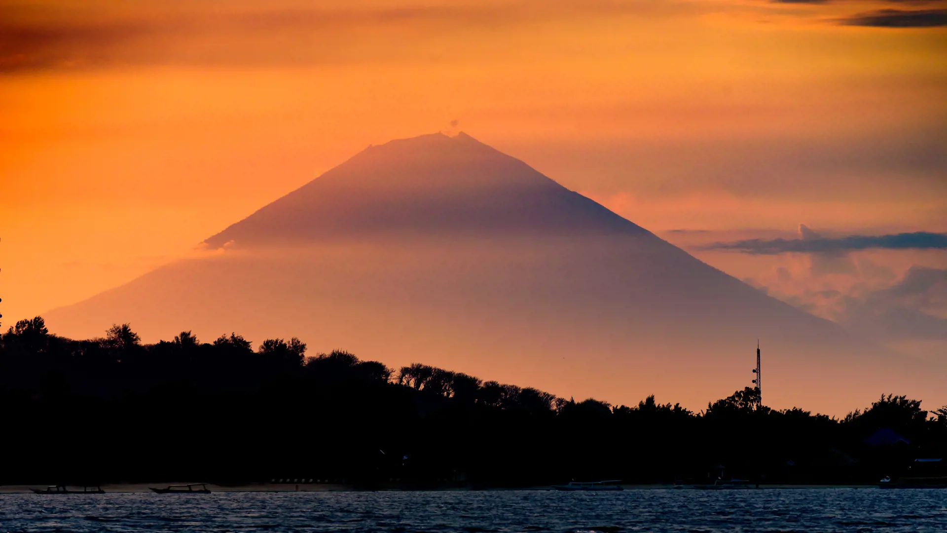 Gunung Agung Set Fra Gili Shutterstock 1059086396