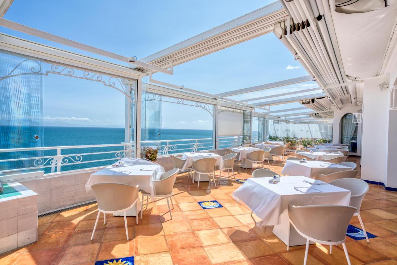 Der gøres klar til frokost på Hotel Cetus