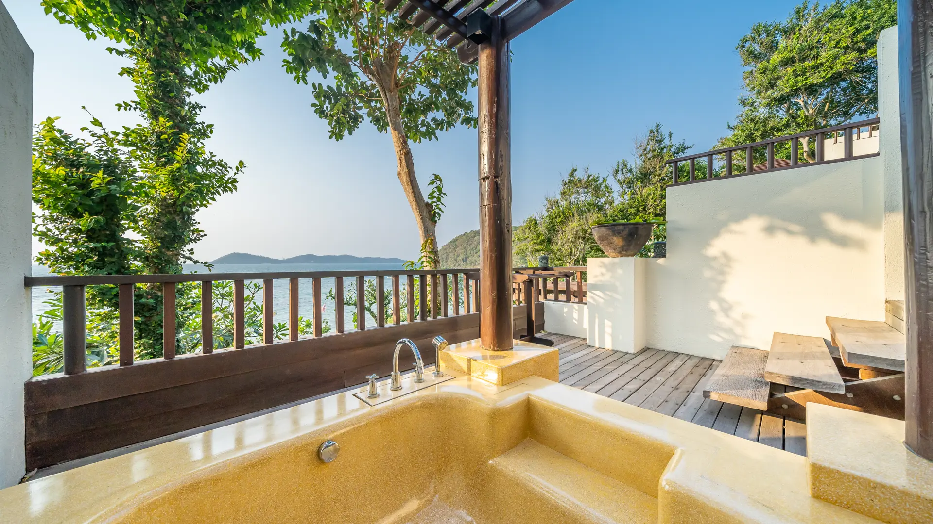 Premier Ocean Hillside Jaguzzi With View