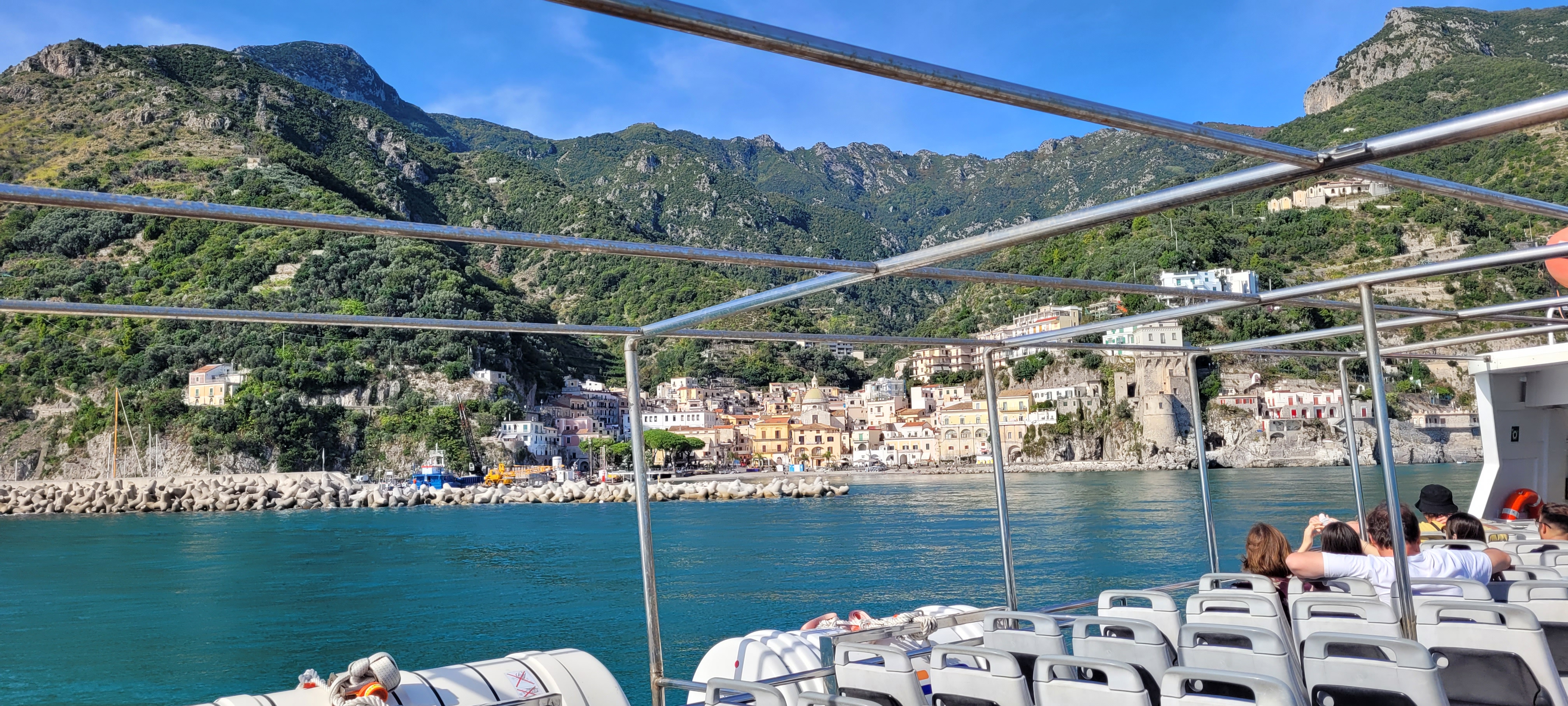 Med kystbåden på vej ind til Cetara