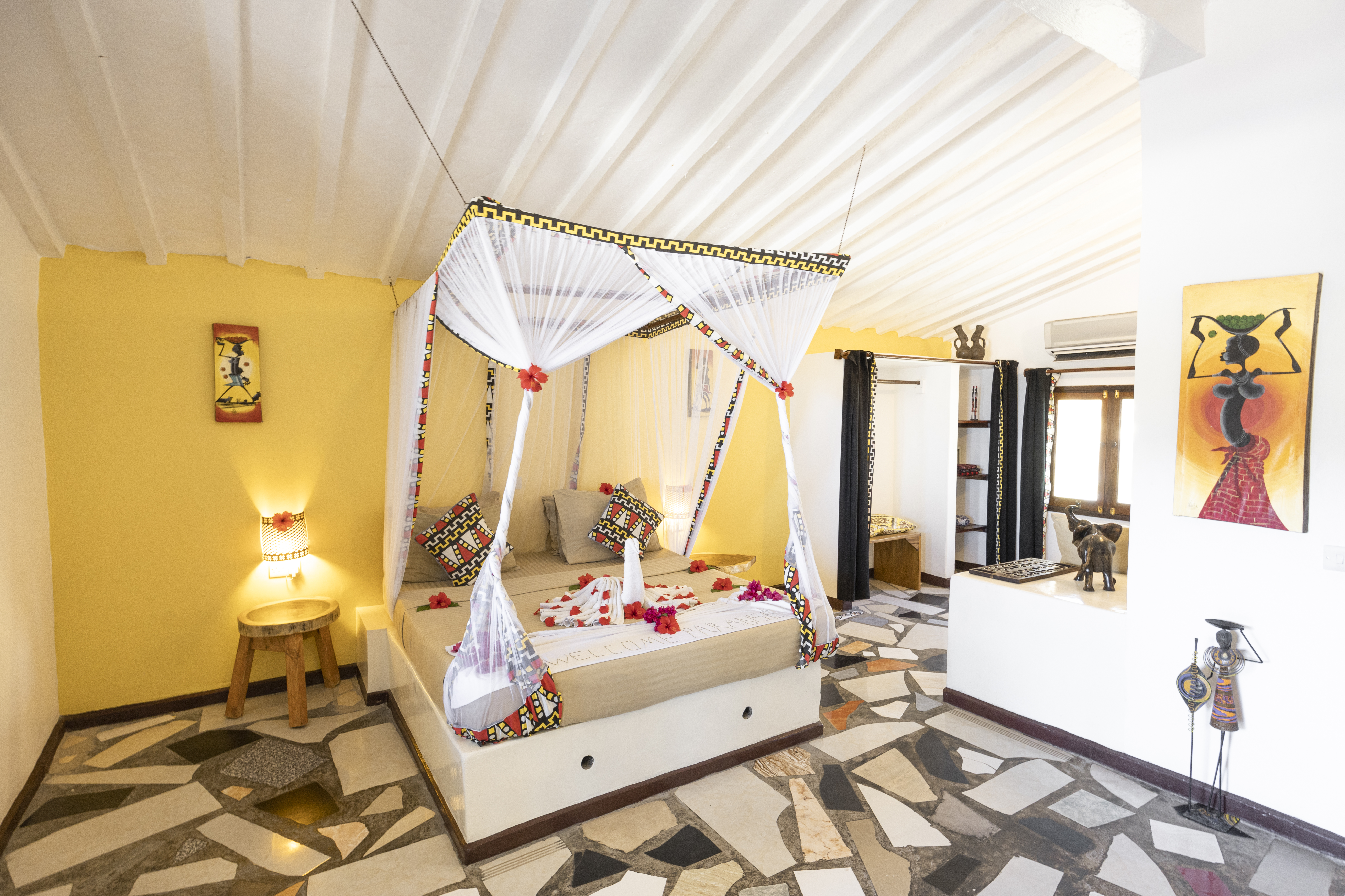 Suite Room 54979642949 O