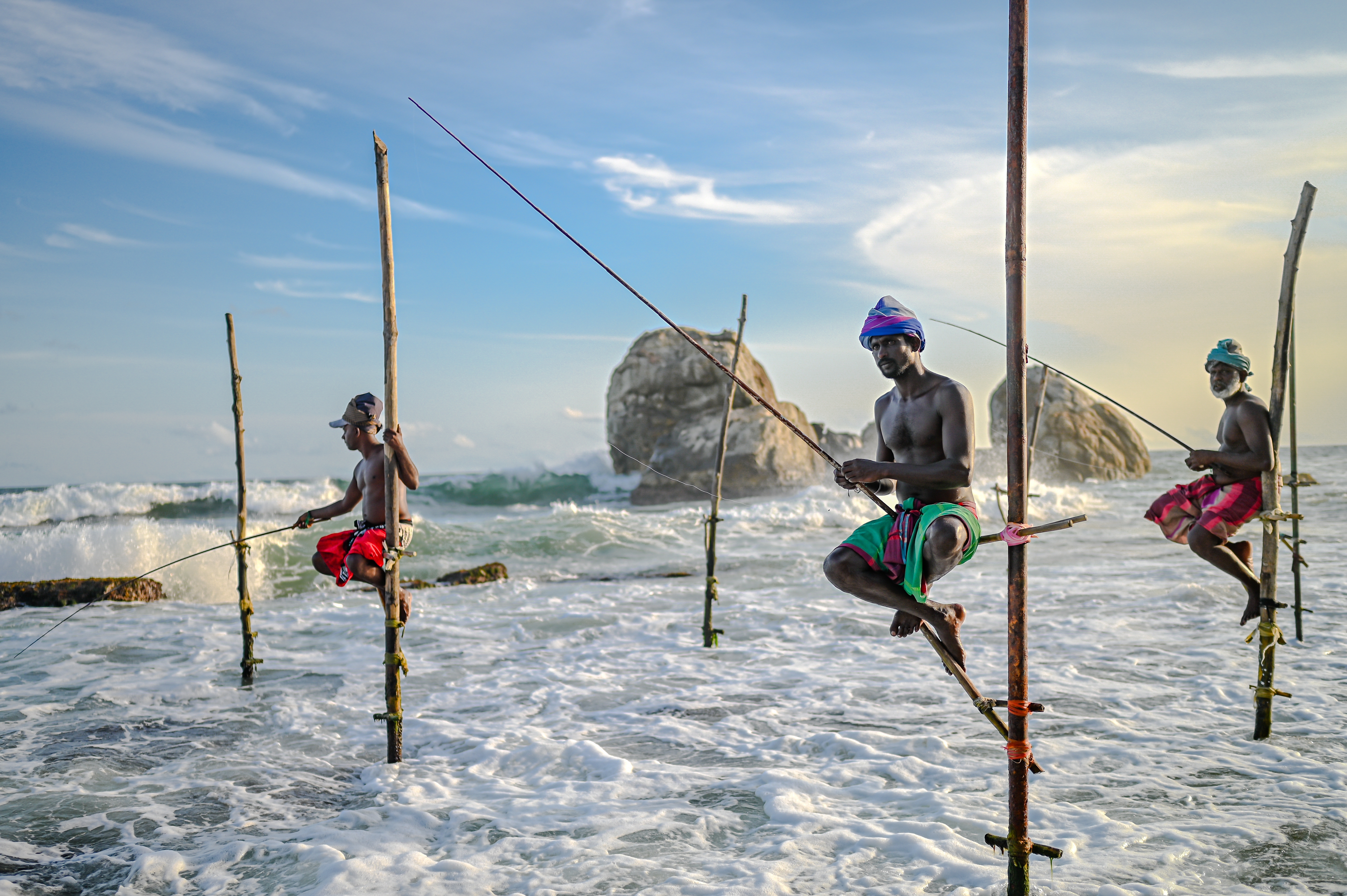 Shutterstock 2527953033 (Koggala, Sri Lanka 24. Juli 2024 Stiltfiskeri Er En Traditionel Fiskestil, Der Praktiseres Af Lokale Fiskere I Sri Lanka, Især På Den Sydlige Kyst.)