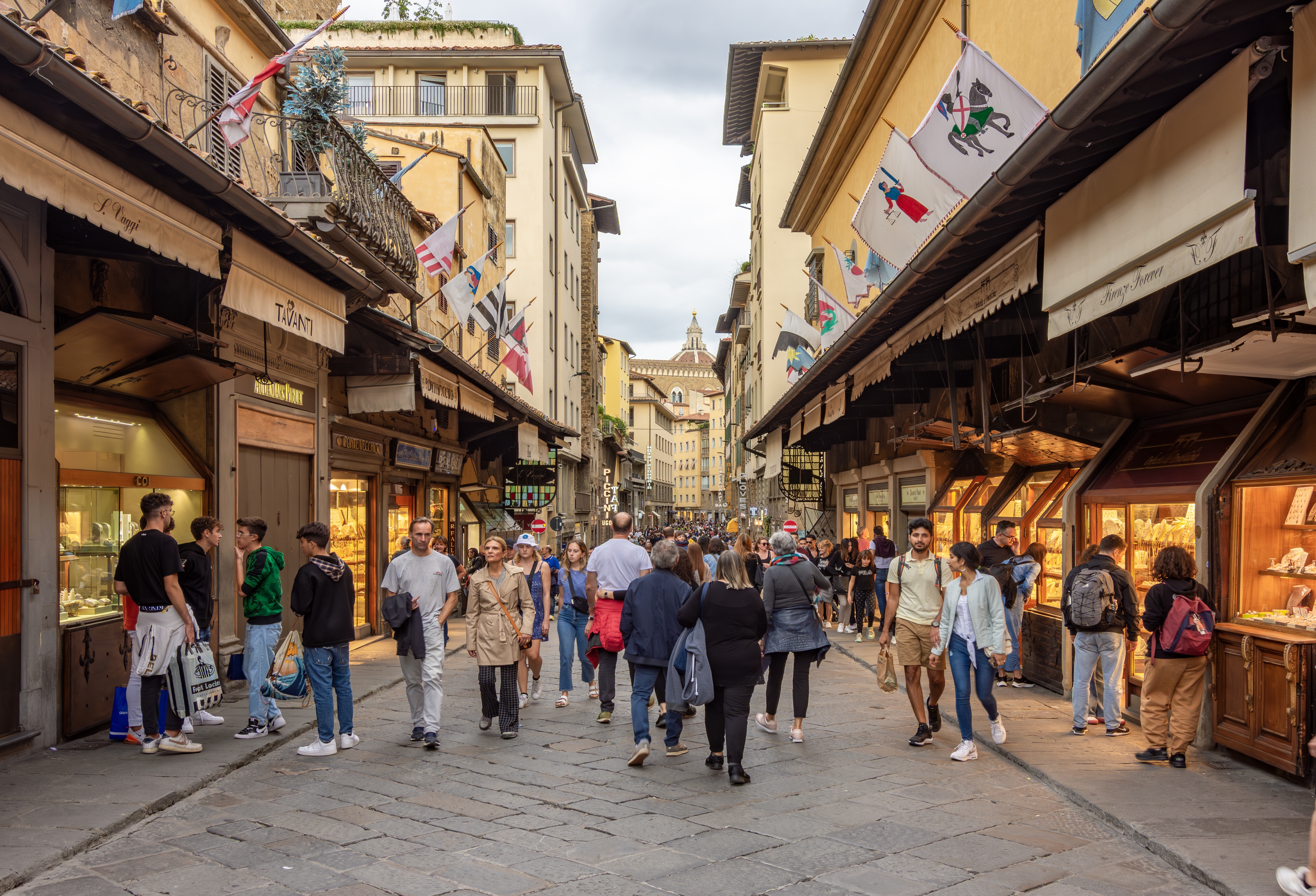 Shutterstock 2733865461 Firenze, Italien 02. Oktober 2025 Folk På Ponte Vecchio Broen Over Arno Floden