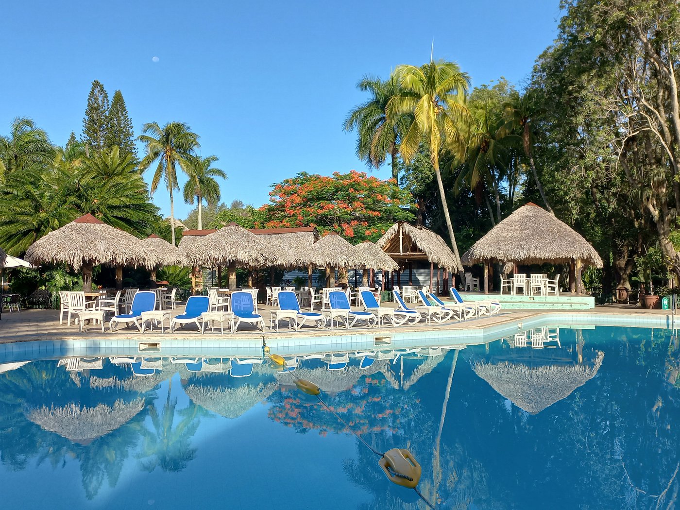 Hotel Los Caneyes Pool 1