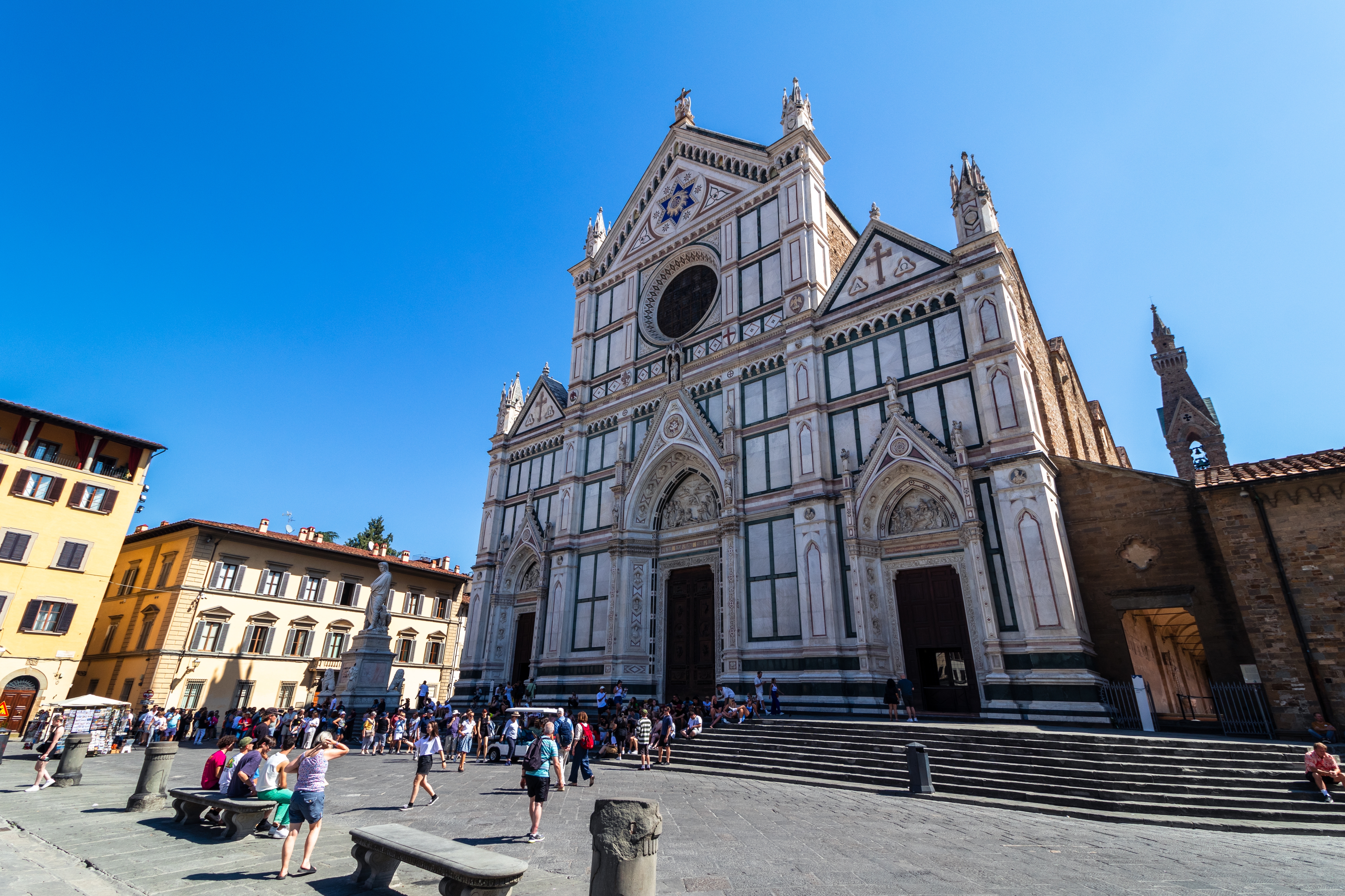 Shutterstock 2732537825 Firenze, Italien 10. September 2023 Turister Går På Piazza Di Santa Croce. De Ligger Foran Basilica Di Santa Croce.
