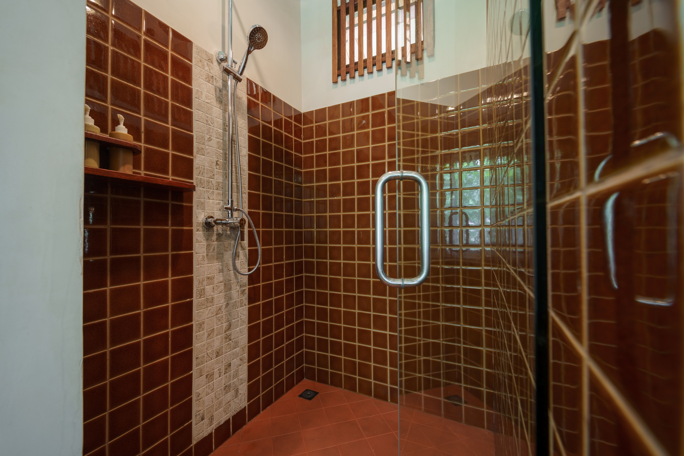 M1 06626 HDR Shower Room