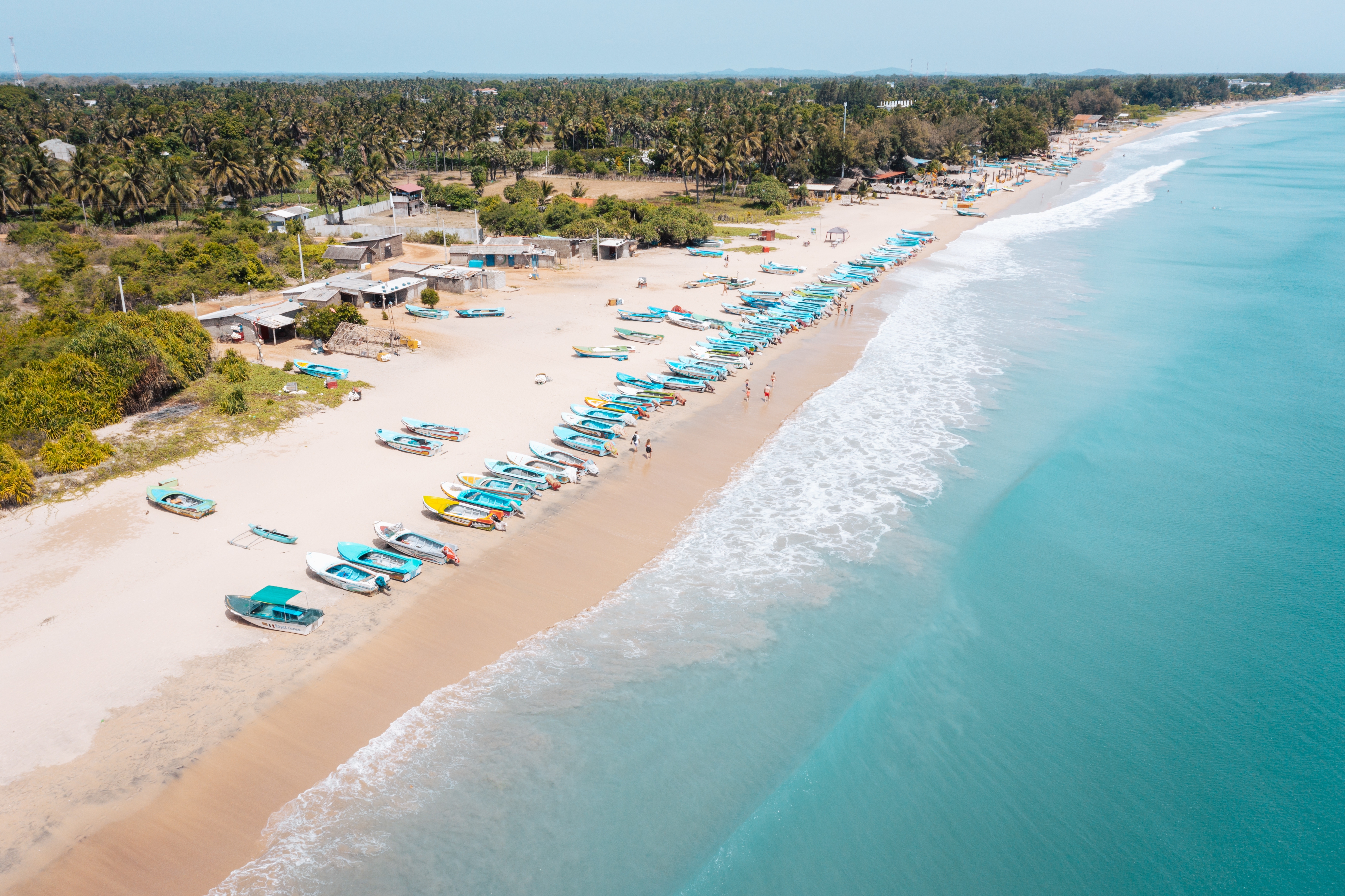 Shutterstock 2752819533 Fiskerbåde Trak Op På Sandstrande Ved Nilaveli Beach, Nilaveli, Sri Lanka, Med Klart Turkisblåt Vand I Det Indiske Ocean Langs Den Tropiske Kyst.