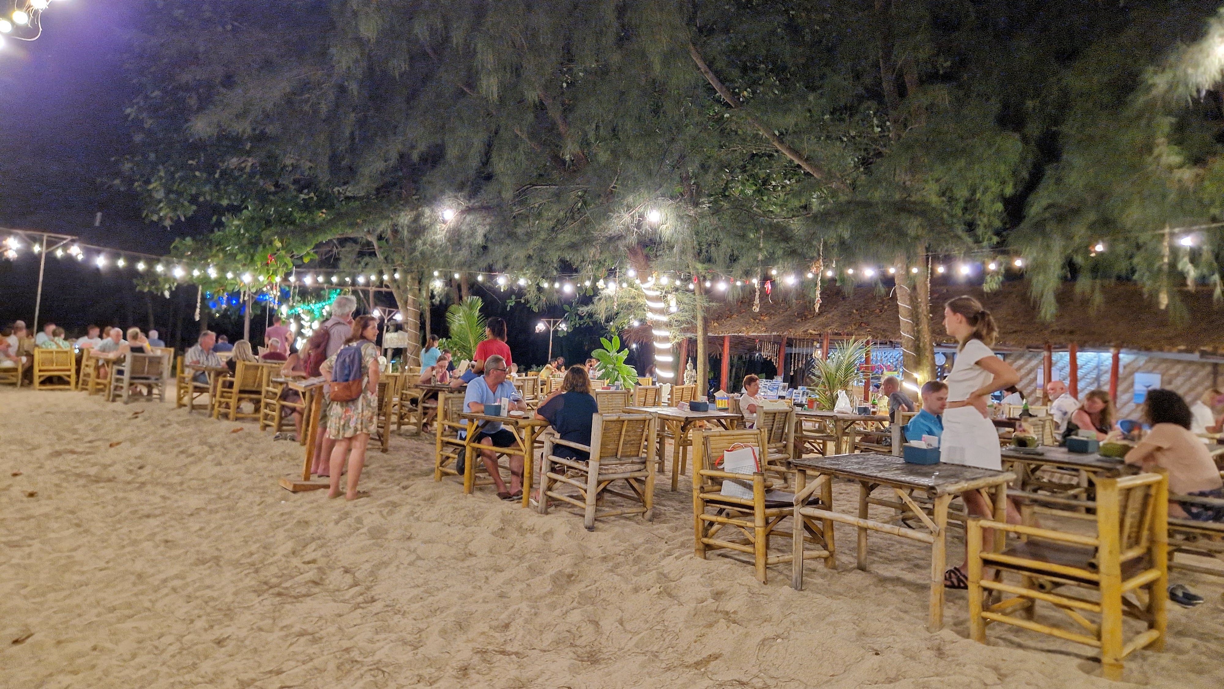 Be Friend Restaurant På Bangsak Stranden I Khao Lak Thailand